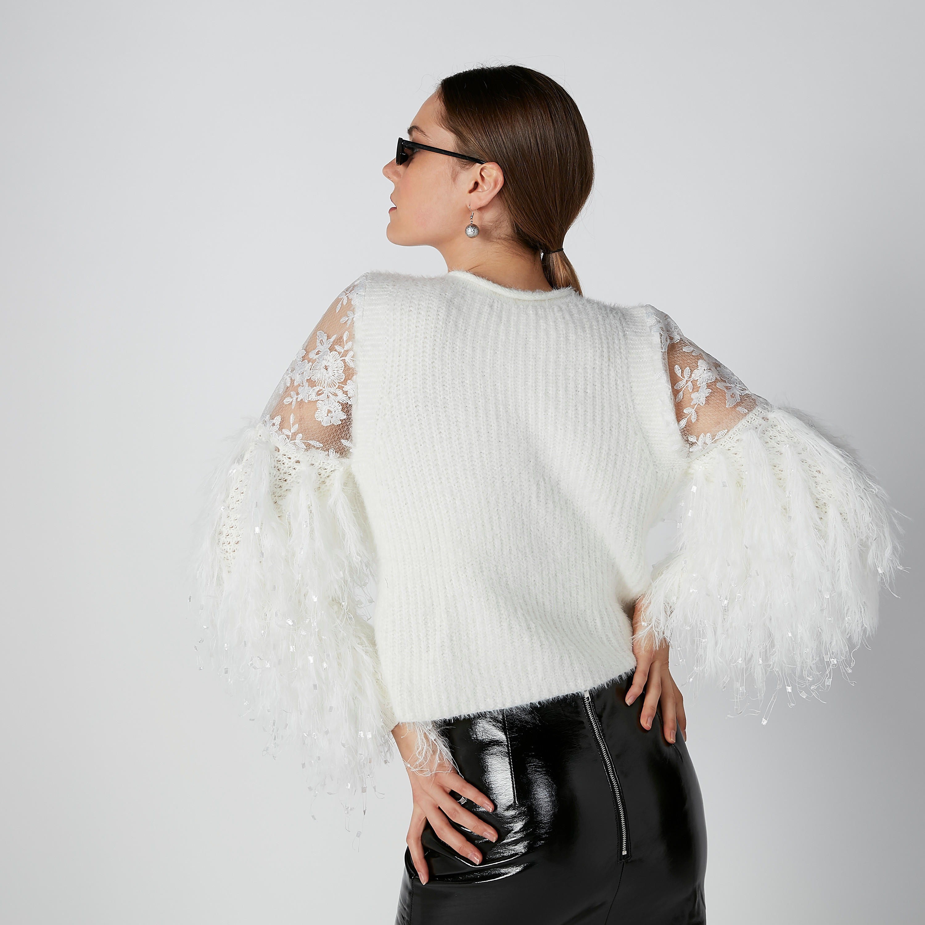 بلوزة بأكمام قطيفة طويلة وتفاصيل دانتيل-women-clothing-cardigansandjumpers-jumpers-image-12