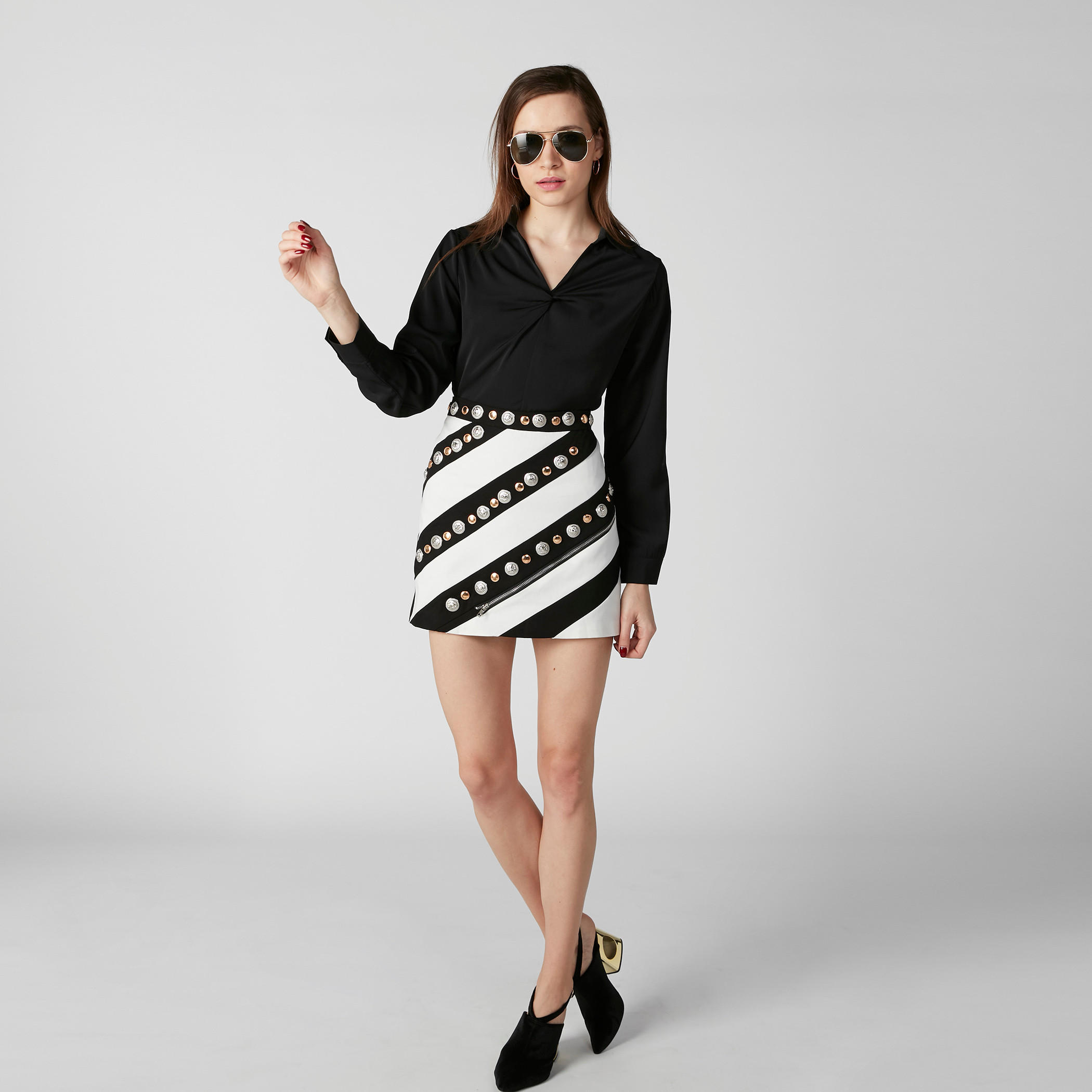 تنورة قصيرة واسعة ومقلّمة بتزيينات وسحّاب-women-clothing-bottoms-skirts-image-2