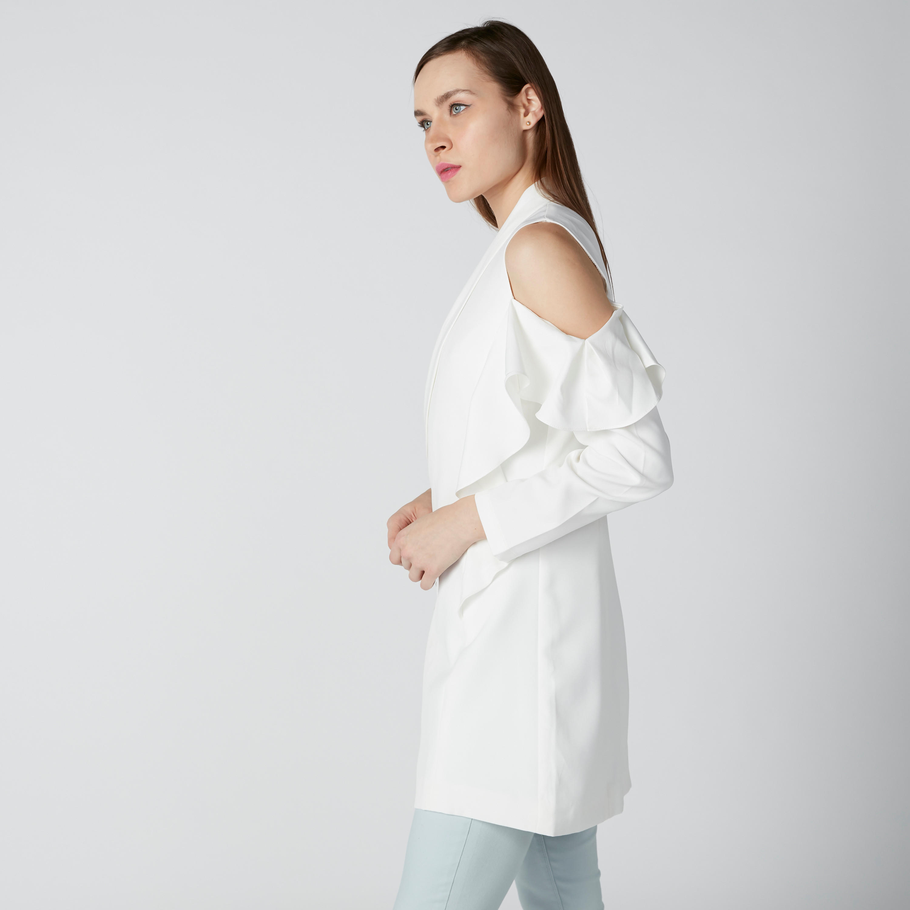 جاكيت طويل بأكتاف مكشوفة وتفاصيل لؤلؤ وكشكش-women-clothing-coatsandjackets-coats-image-4