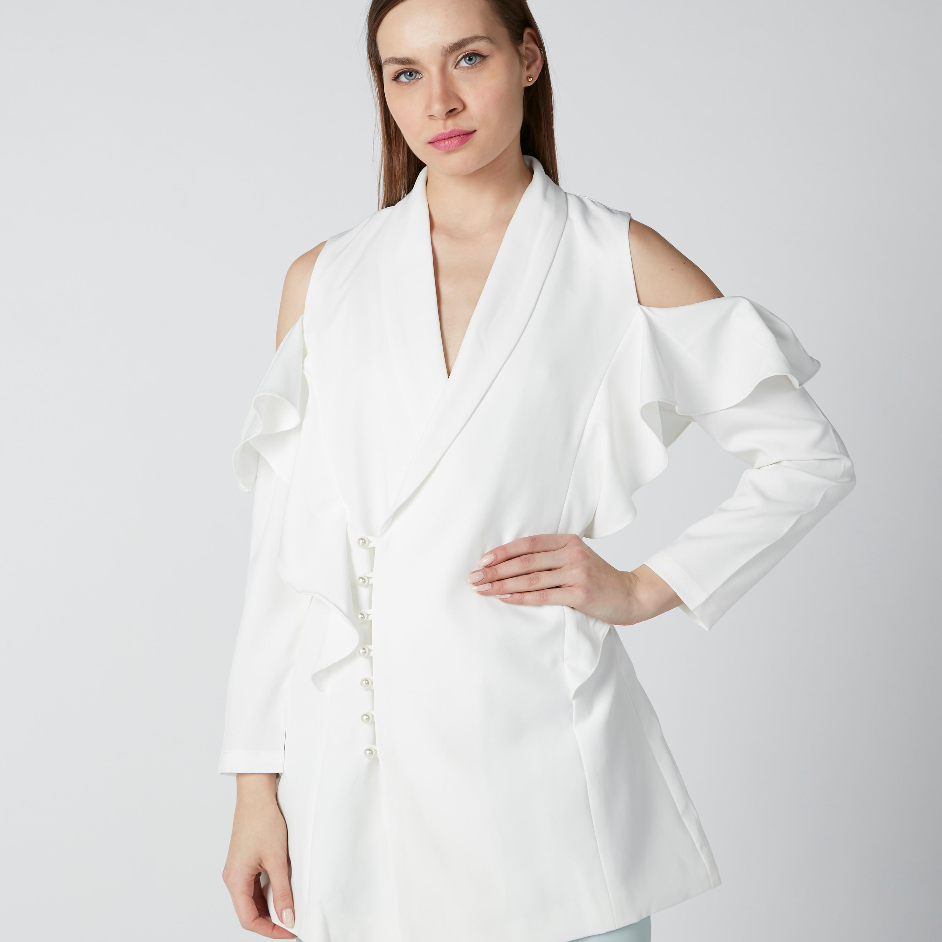 جاكيت طويل بأكتاف مكشوفة وتفاصيل لؤلؤ وكشكش-women-clothing-coatsandjackets-coats-image-5