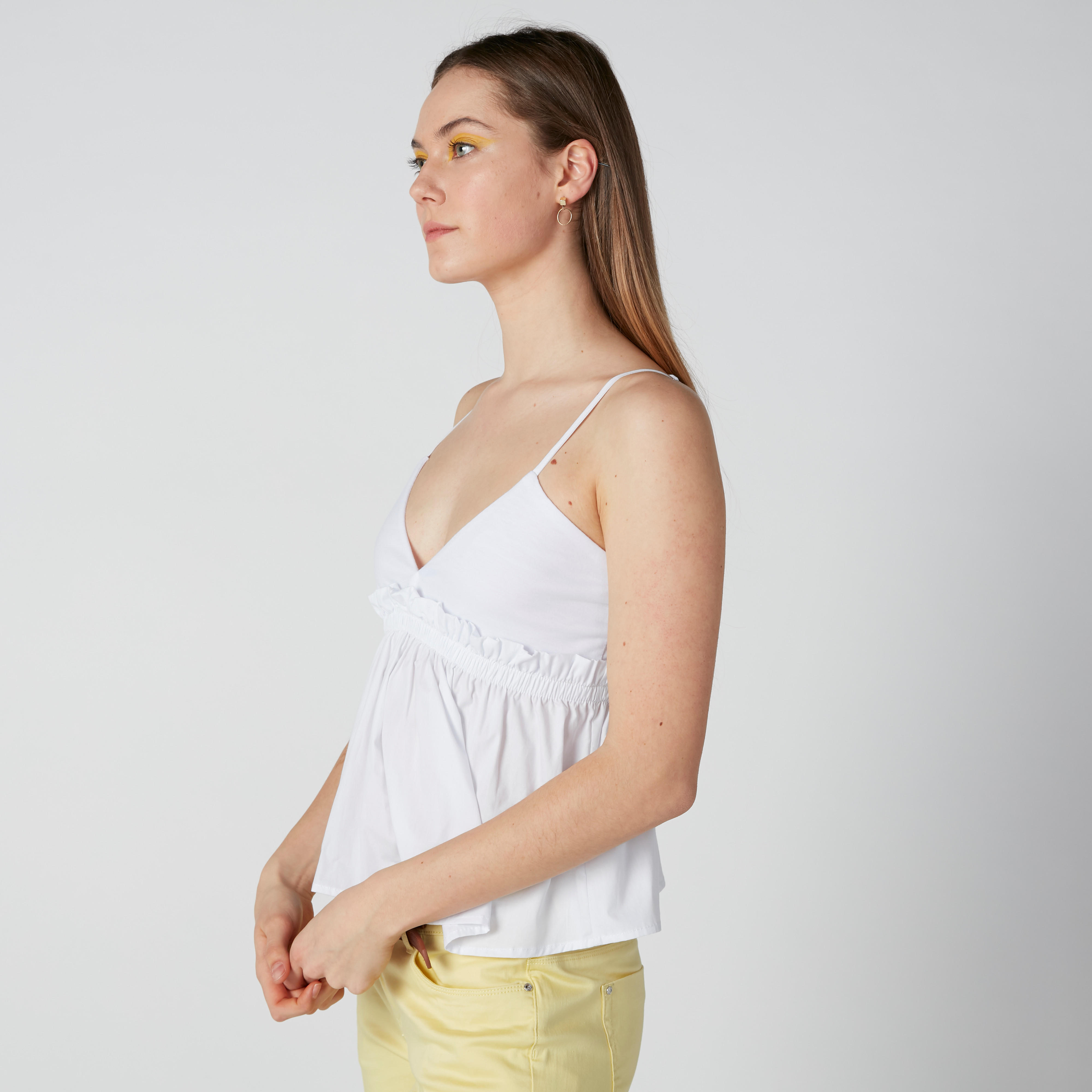 بلوزة بحمّالات رفيعة قابلة للتعديل وتفاصيل كشكش-women-clothing-tshirts-image-3