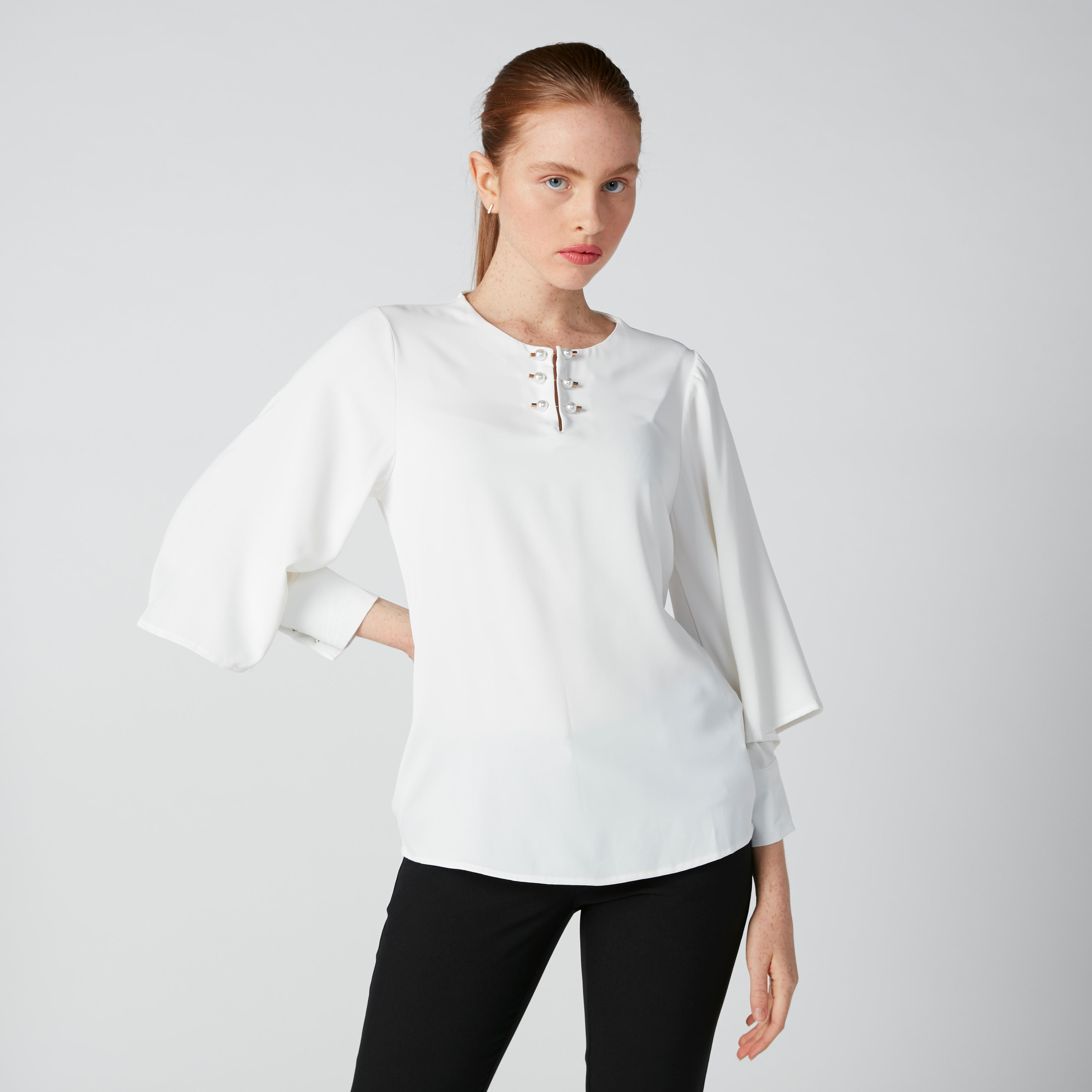 بلوزة بياقة مستديرة وأكمام مفرّغة وتفاصيل لؤلؤ-women-clothing-shirtsandblouses-blouses-image-1