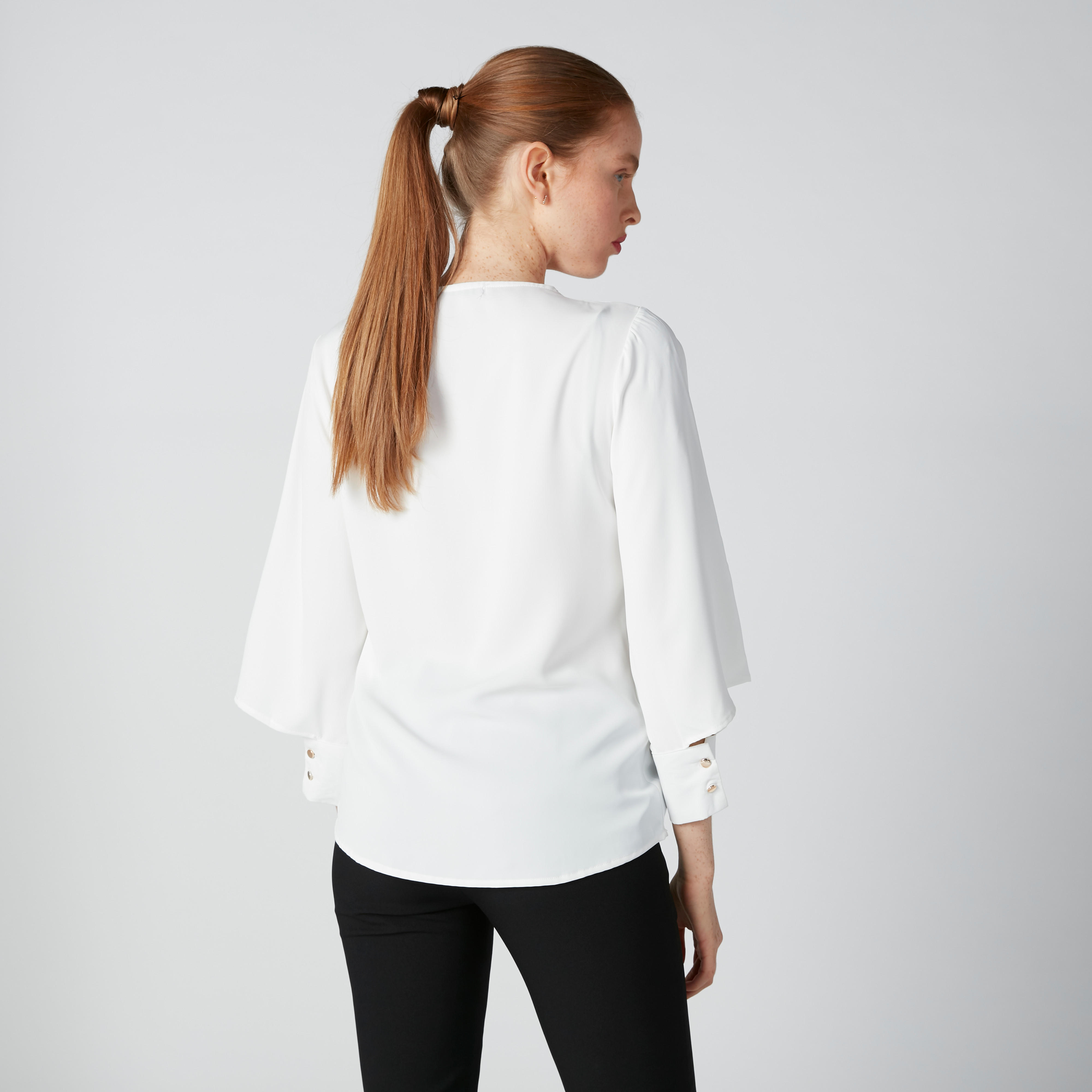بلوزة بياقة مستديرة وأكمام مفرّغة وتفاصيل لؤلؤ-women-clothing-shirtsandblouses-blouses-image-2