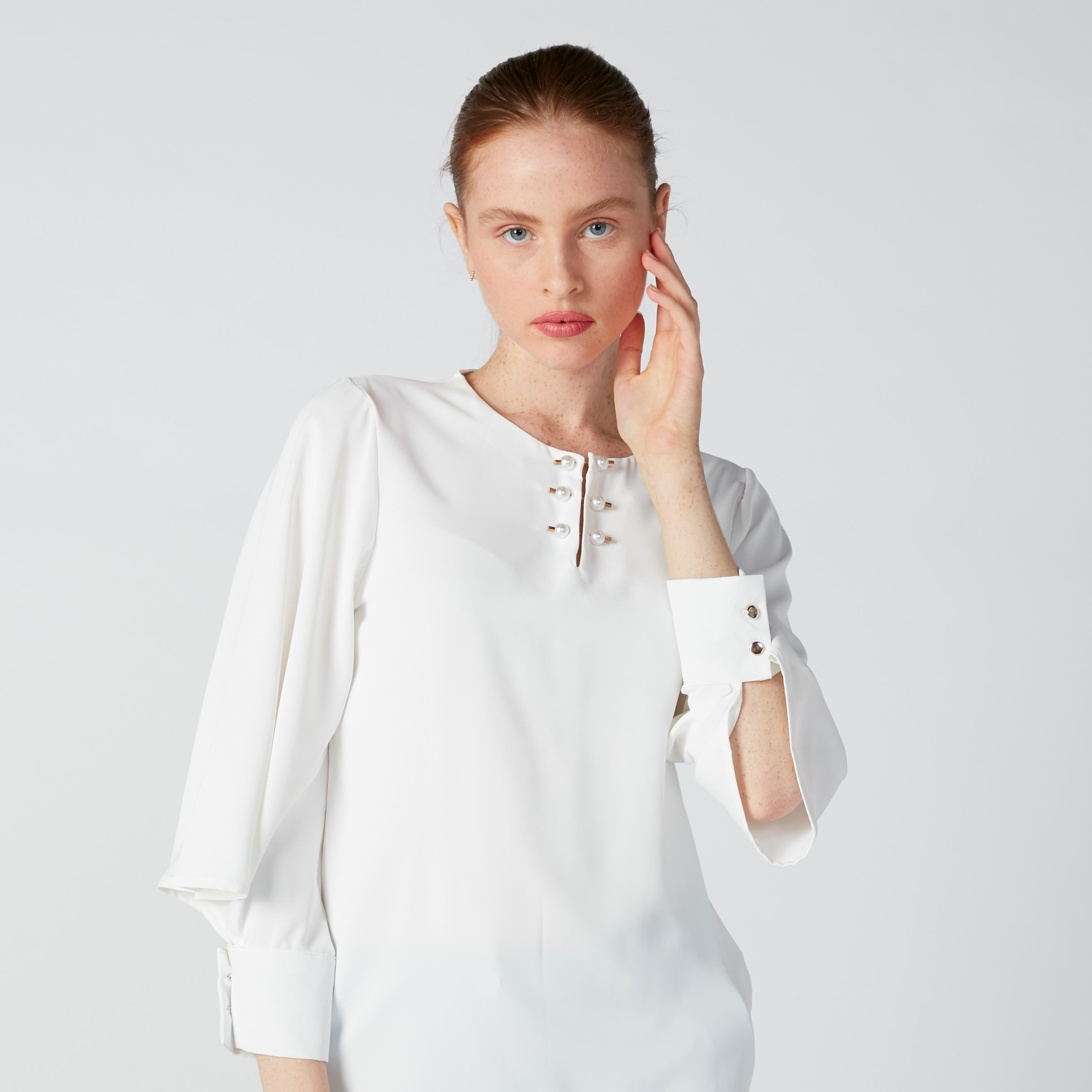 بلوزة بياقة مستديرة وأكمام مفرّغة وتفاصيل لؤلؤ-women-clothing-shirtsandblouses-blouses-image-4