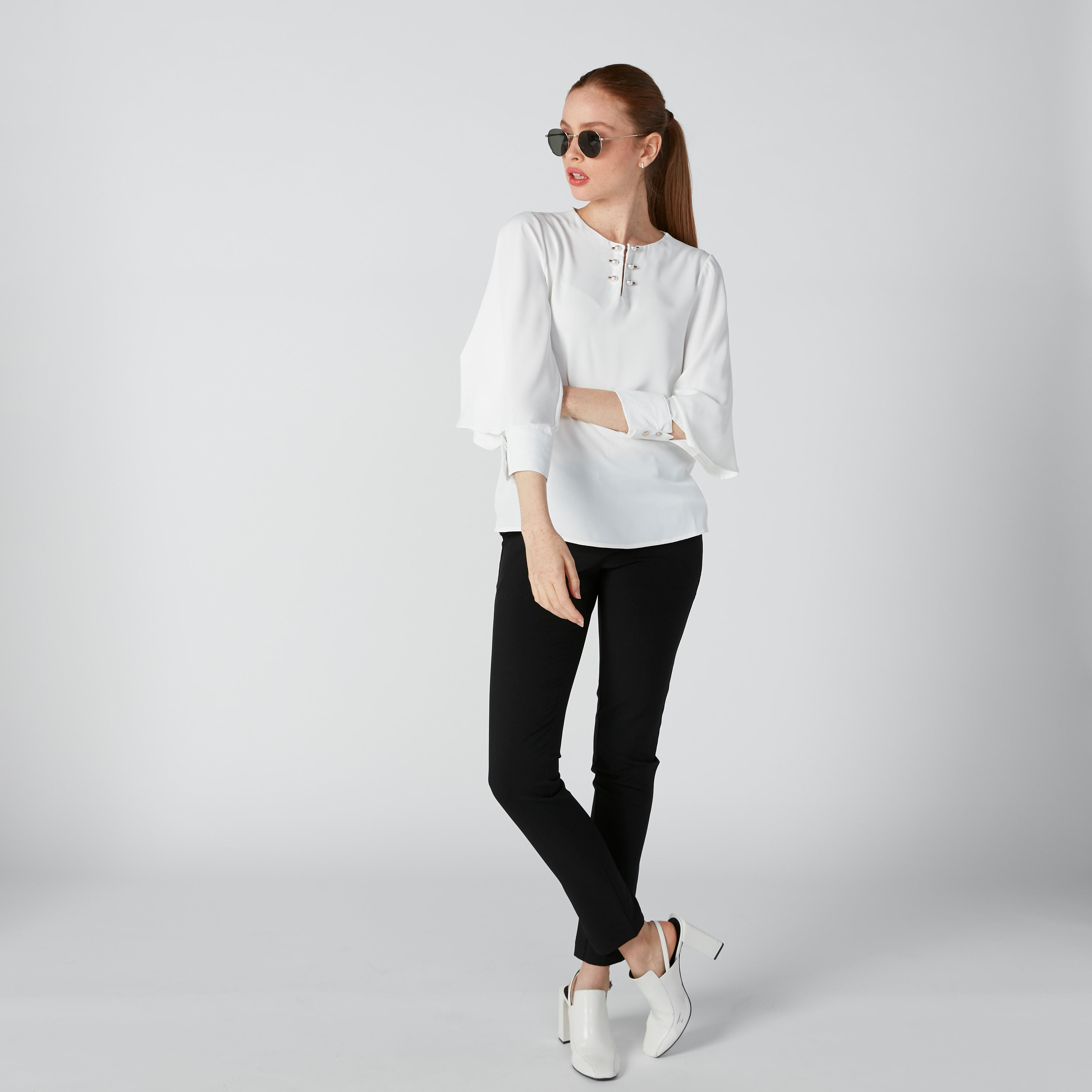 بلوزة بياقة مستديرة وأكمام مفرّغة وتفاصيل لؤلؤ-women-clothing-shirtsandblouses-blouses-image-3