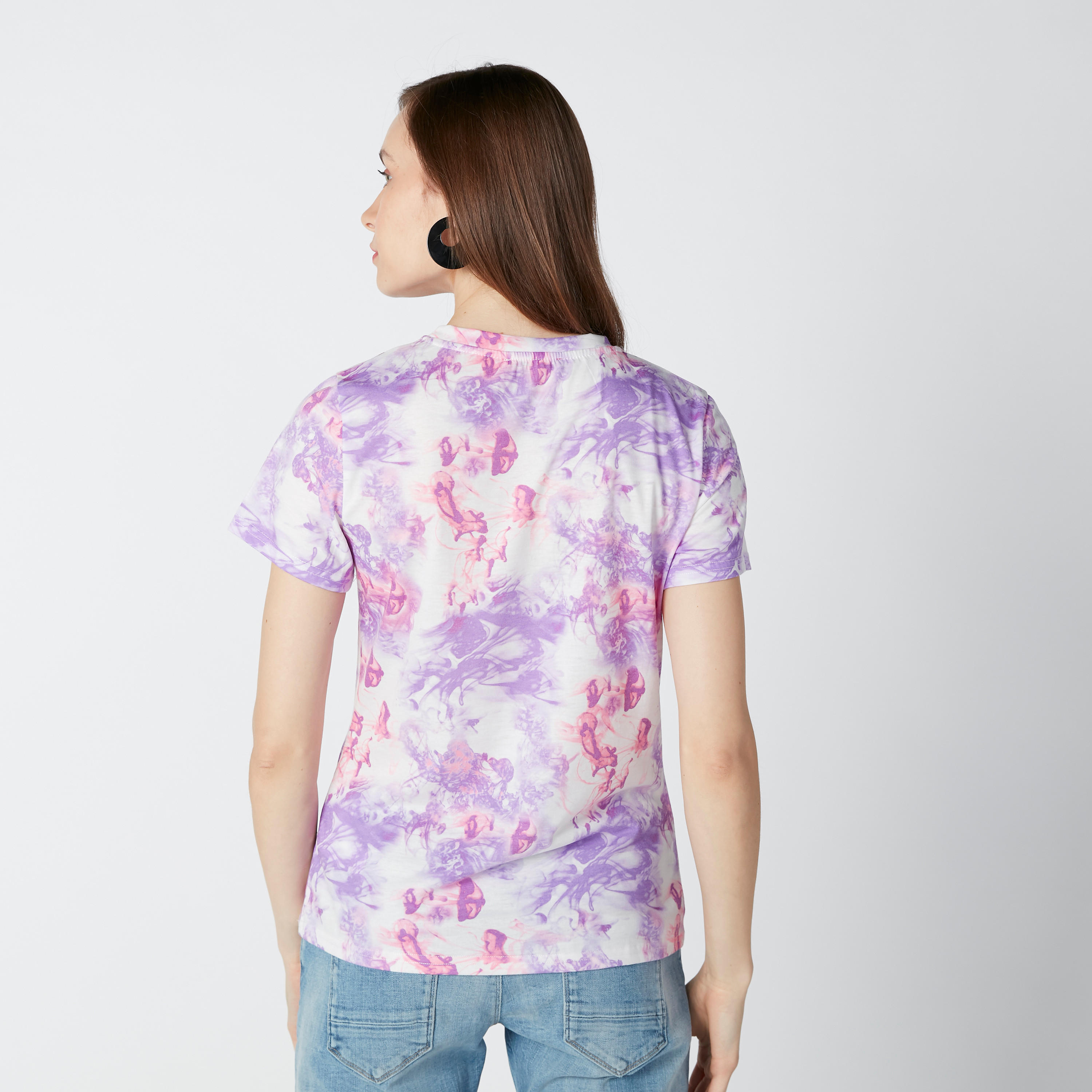 تيشيرت بأكمام قصيرة وتفاصيل ترتر وطبعات-women-clothing-tshirts-image-2