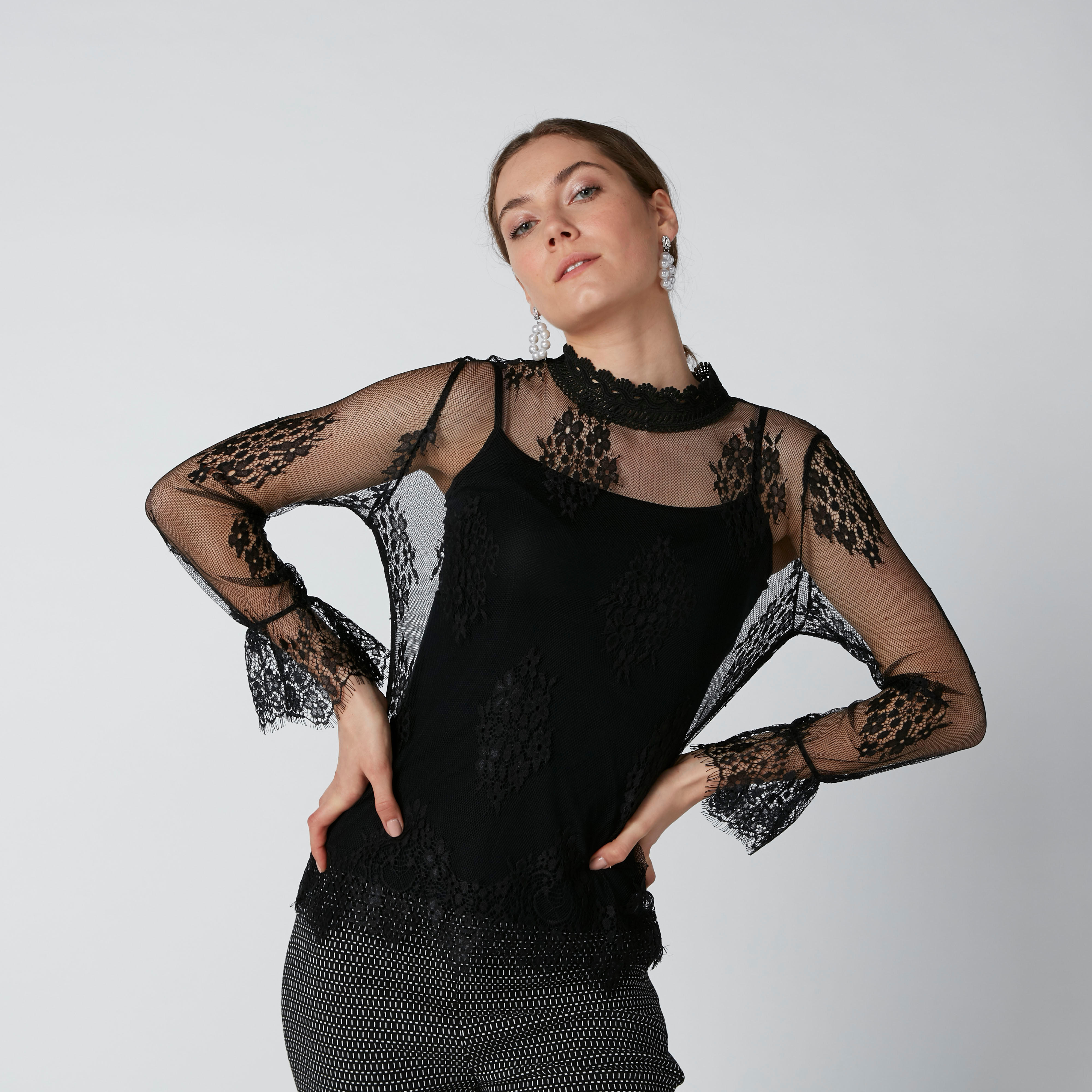 بلوزة دانتيل بياقة عالية وأكمام واسعة-women-clothing-shirtsandblouses-blouses-image-1