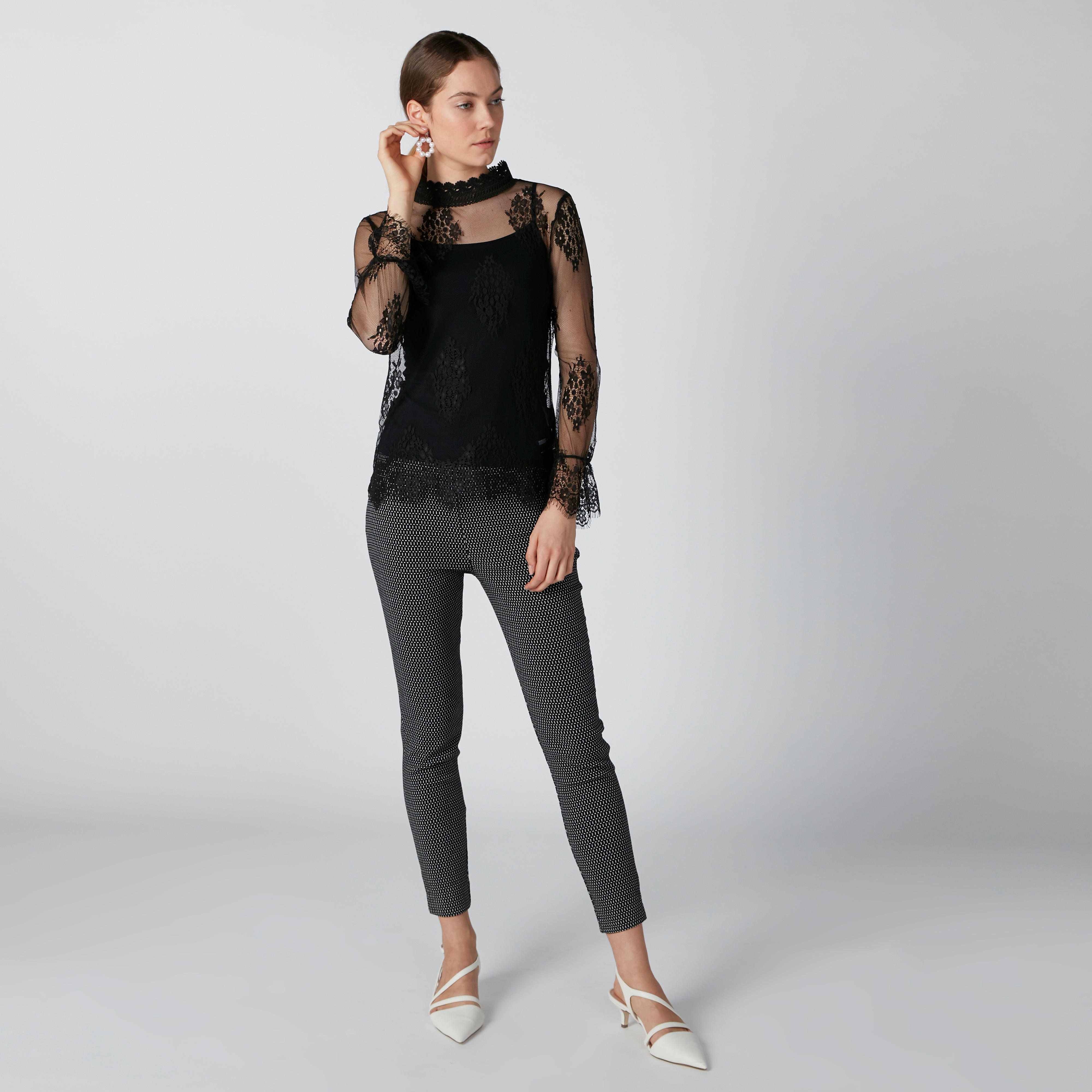 بلوزة دانتيل بياقة عالية وأكمام واسعة-women-clothing-shirtsandblouses-blouses-image-3