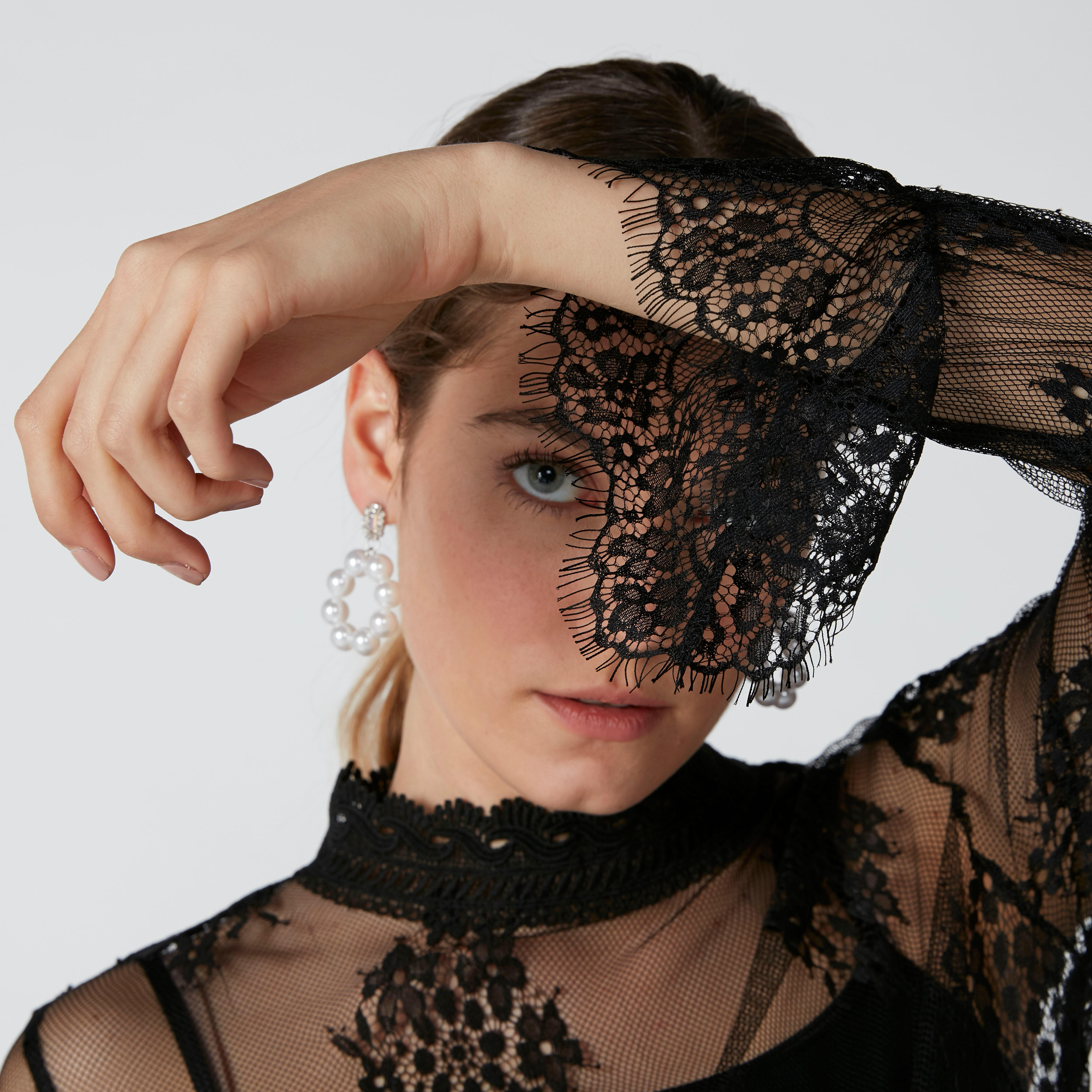 بلوزة دانتيل بياقة عالية وأكمام واسعة-women-clothing-shirtsandblouses-blouses-image-5