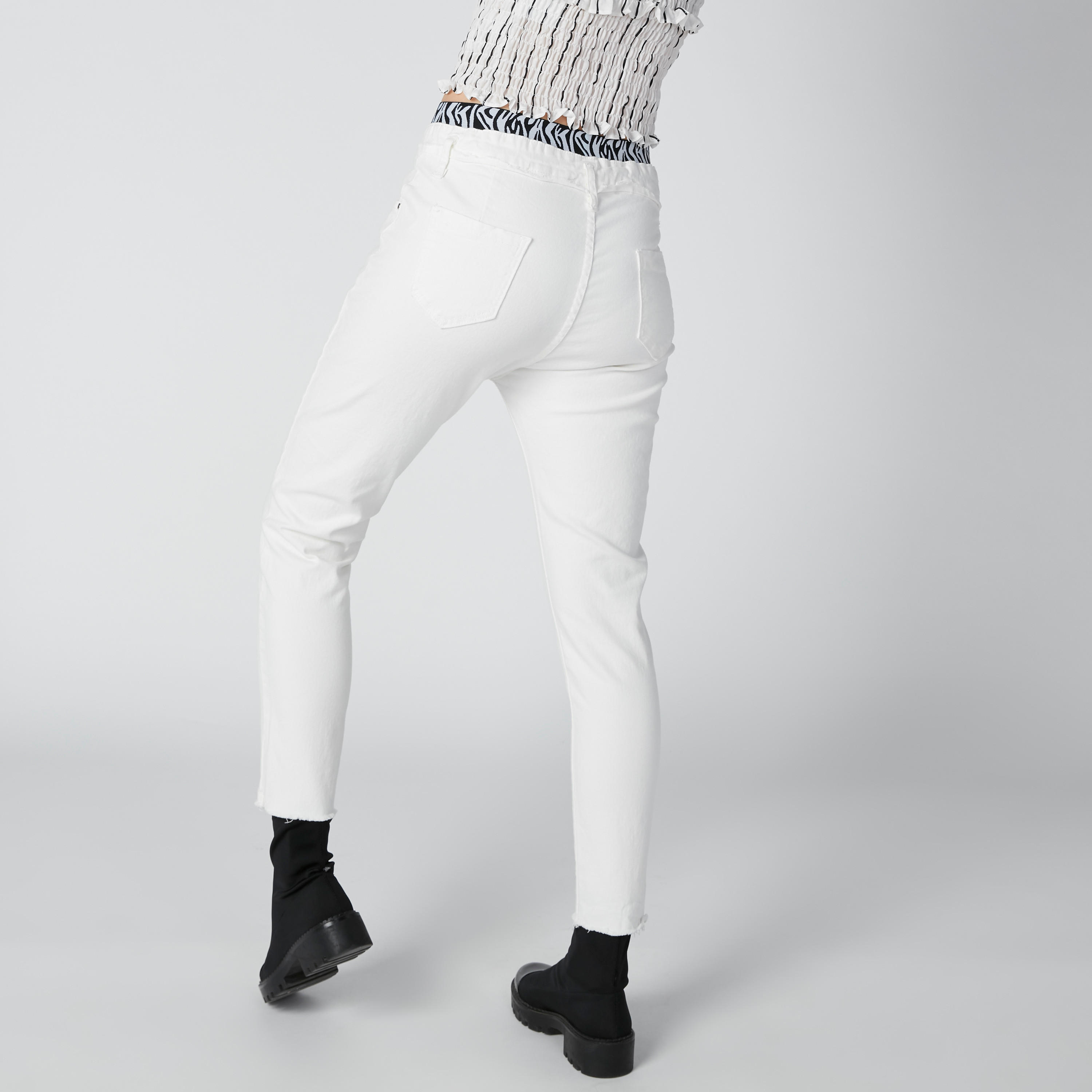 بنطال جينز ممزق بقصة سكيني وجيوب-women-clothing-bottoms-jeans-image-3