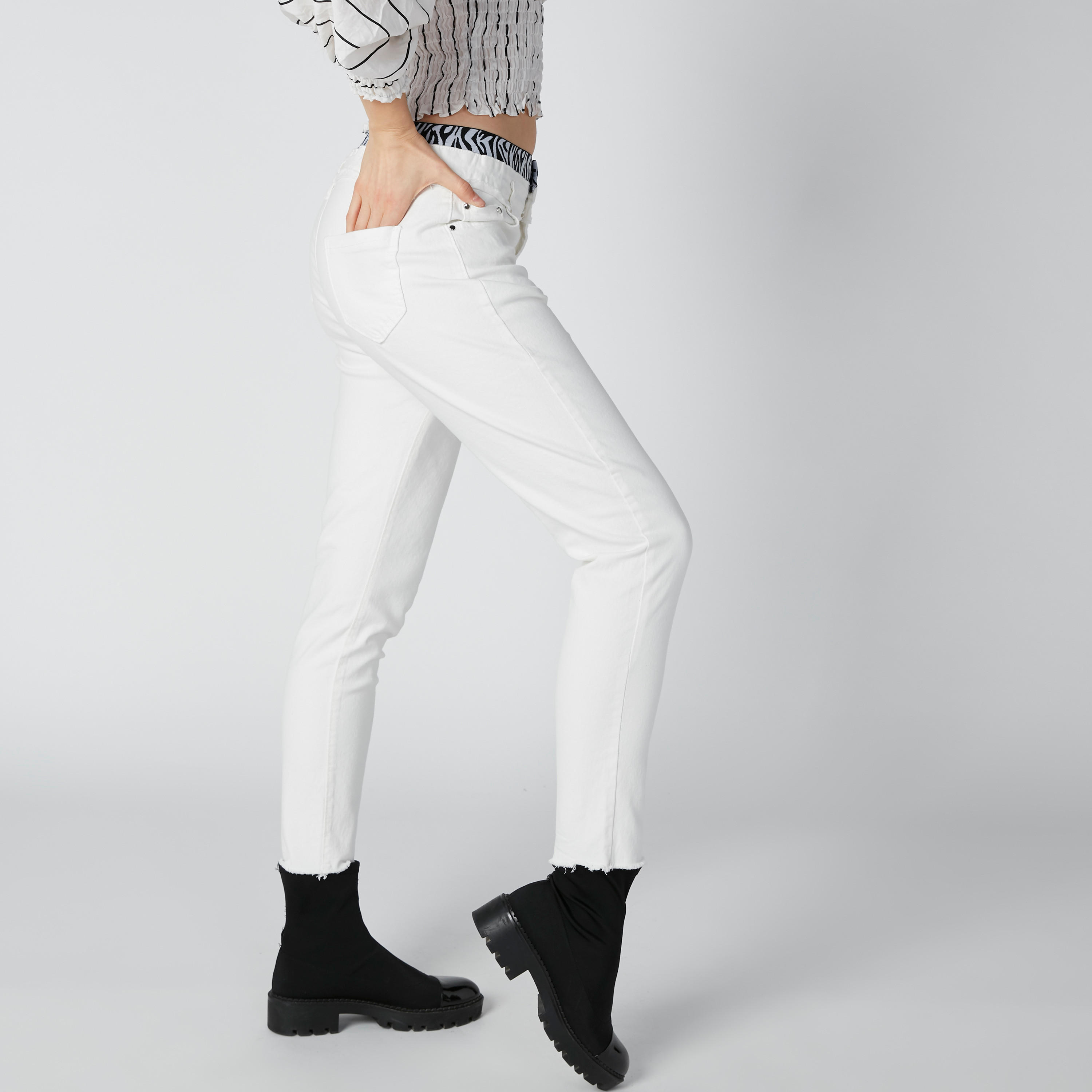 بنطال جينز ممزق بقصة سكيني وجيوب-women-clothing-bottoms-jeans-image-5