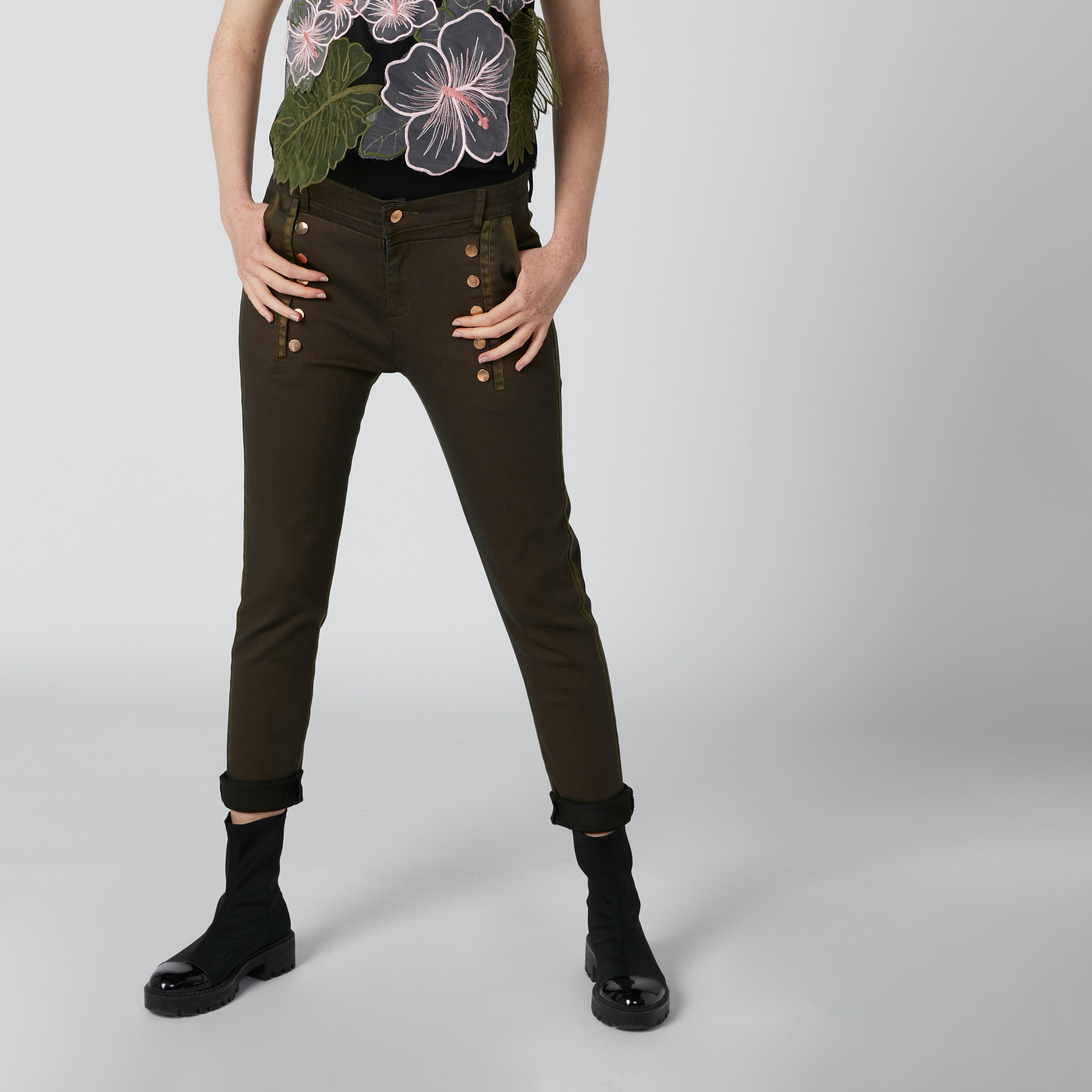 بنطال جينز سكيني بأزرار وجيوب-women-clothing-bottoms-jeans-image-1