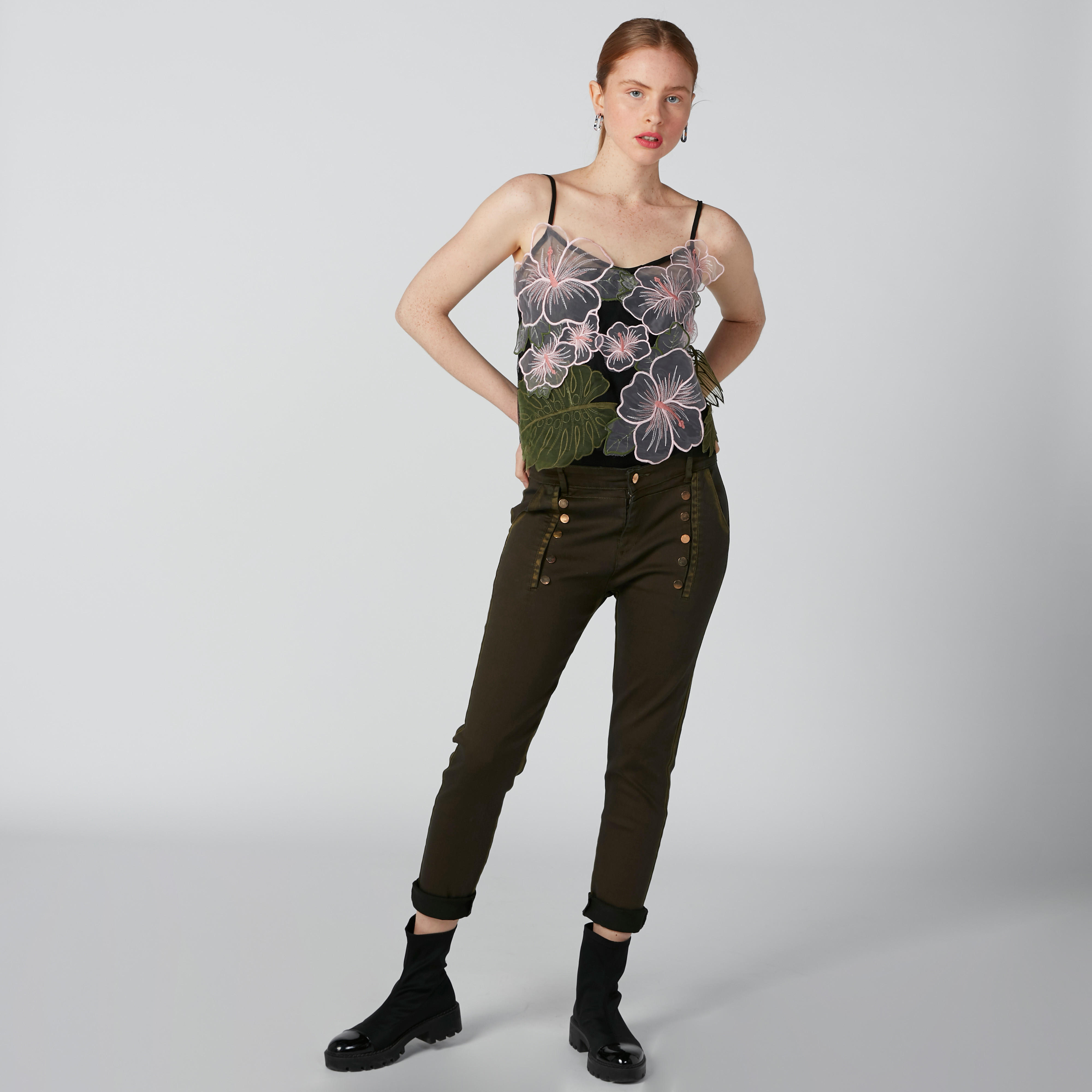بنطال جينز سكيني بأزرار وجيوب-women-clothing-bottoms-jeans-image-3