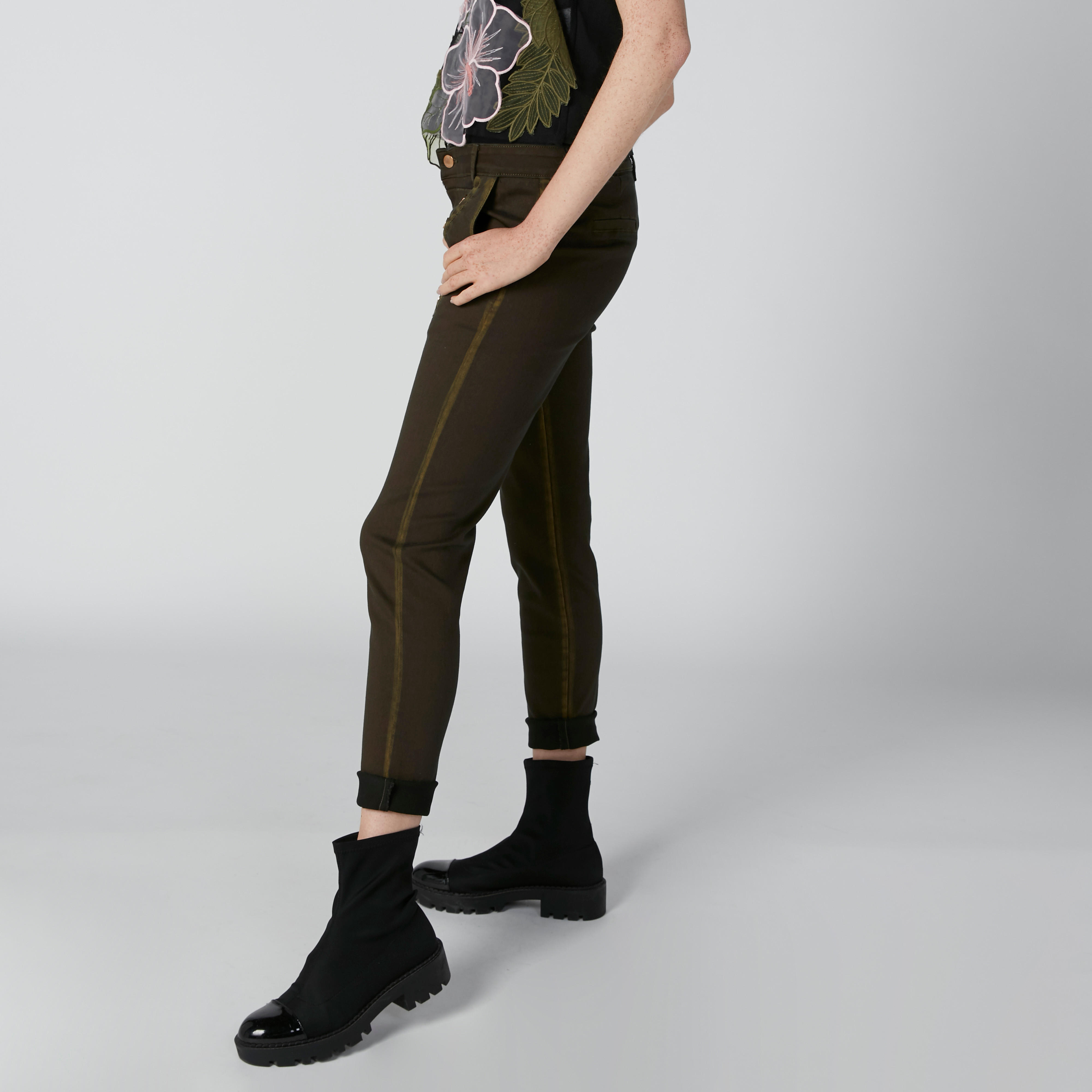 بنطال جينز سكيني بأزرار وجيوب-women-clothing-bottoms-jeans-image-4