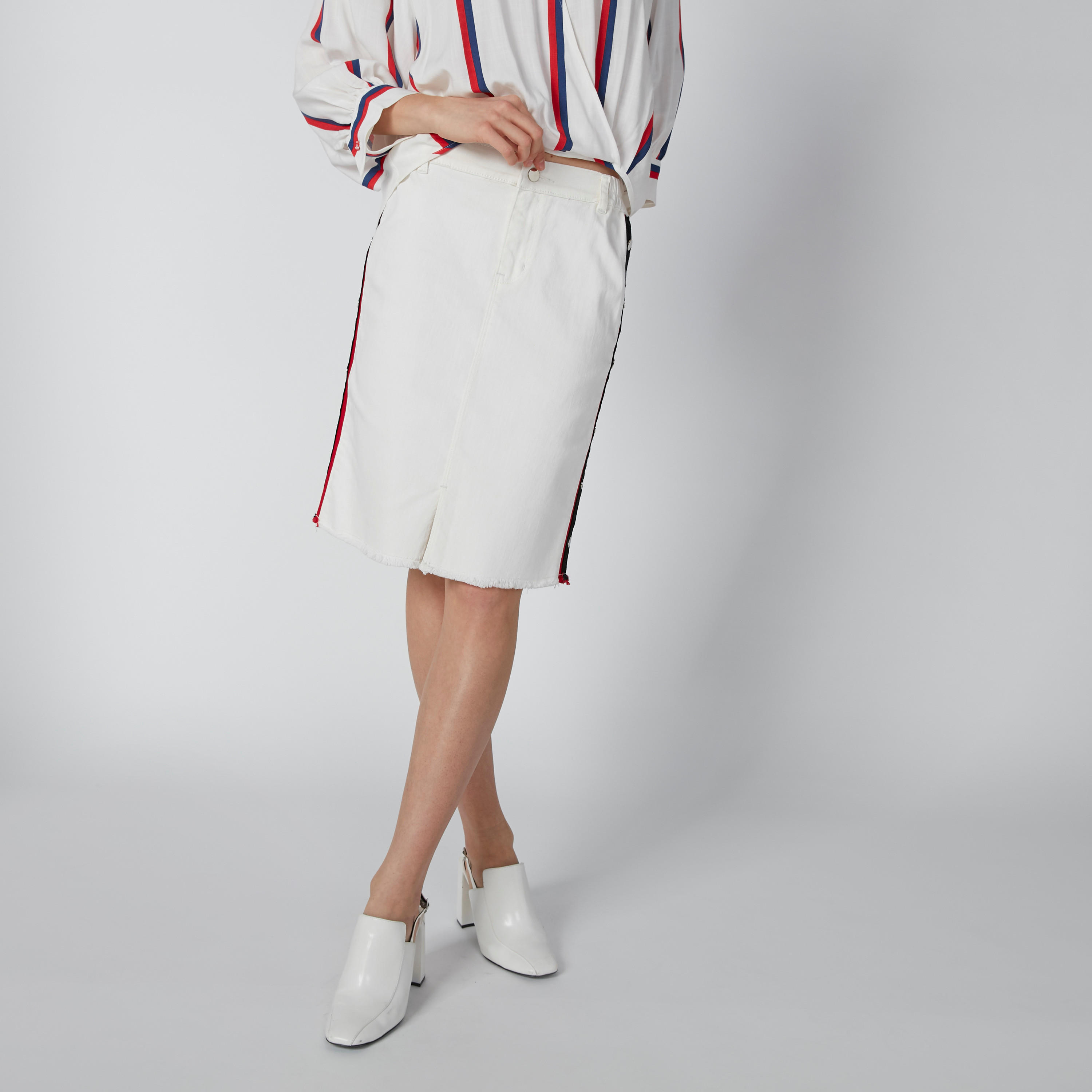 تنورة ضيّقة متوسطة الطول بفتحة أمامية وتفاصيل مرصّعة وشريطة وحلقات للحزام-women-clothing-bottoms-skirts-image-1