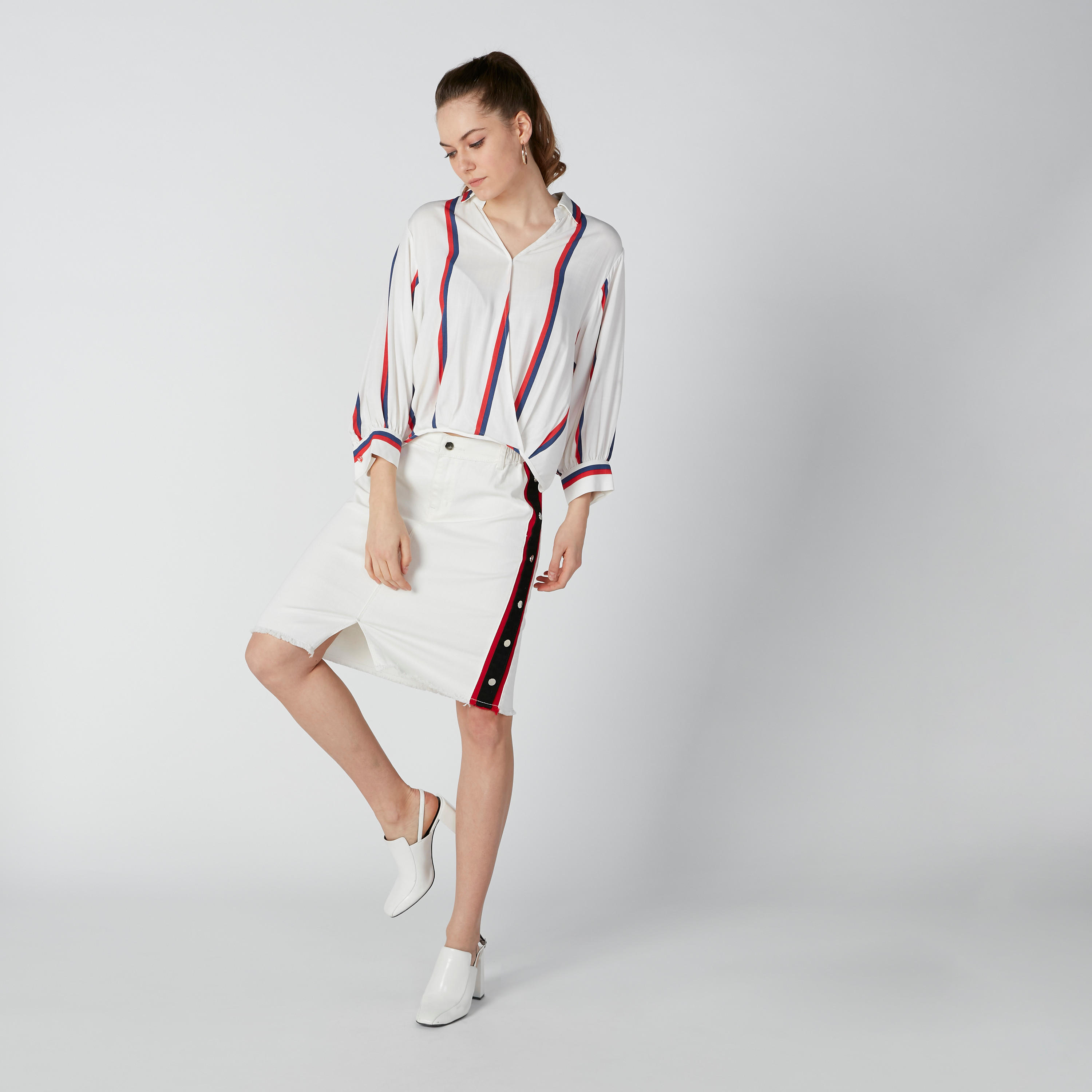 تنورة ضيّقة متوسطة الطول بفتحة أمامية وتفاصيل مرصّعة وشريطة وحلقات للحزام-women-clothing-bottoms-skirts-image-2