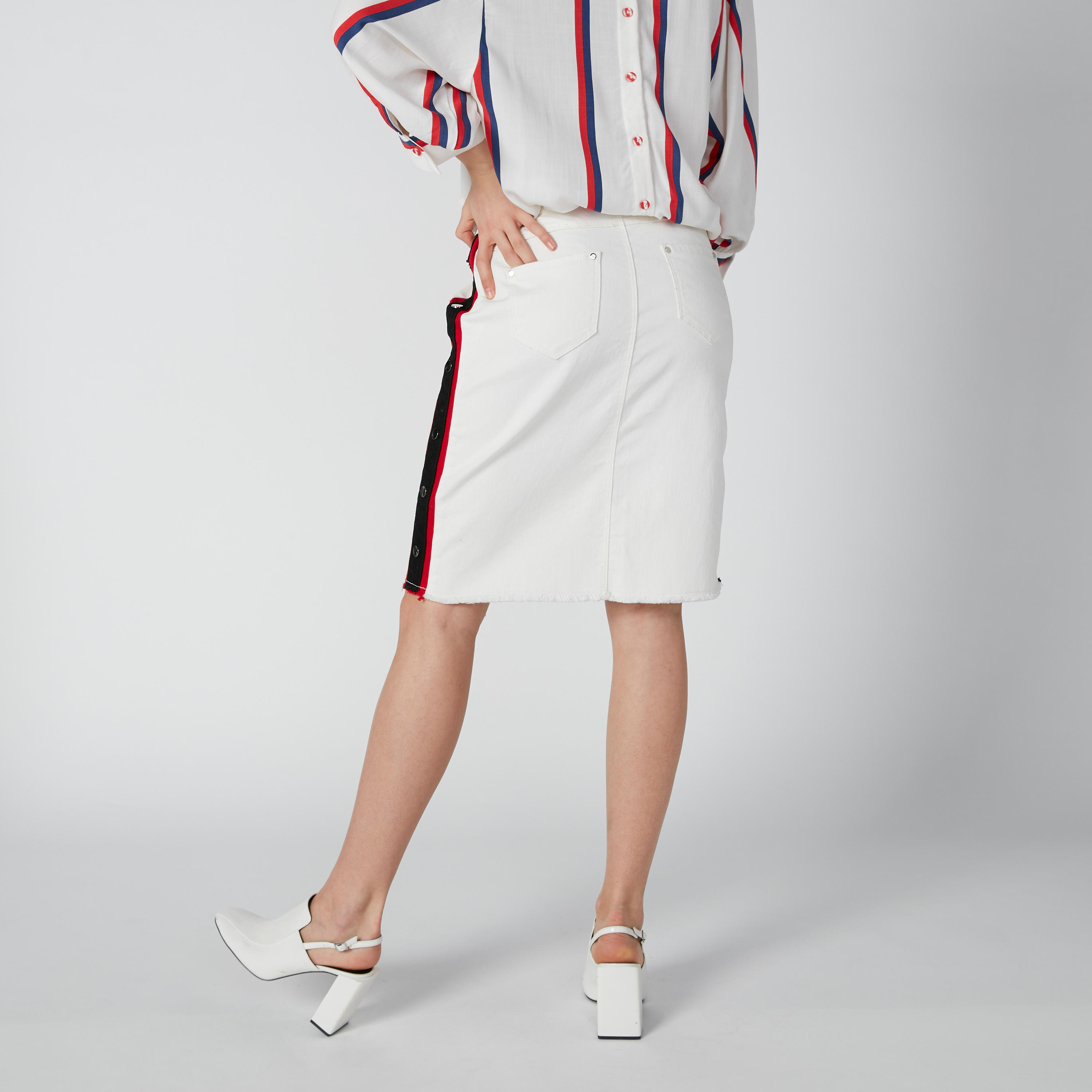 تنورة ضيّقة متوسطة الطول بفتحة أمامية وتفاصيل مرصّعة وشريطة وحلقات للحزام-women-clothing-bottoms-skirts-image-3