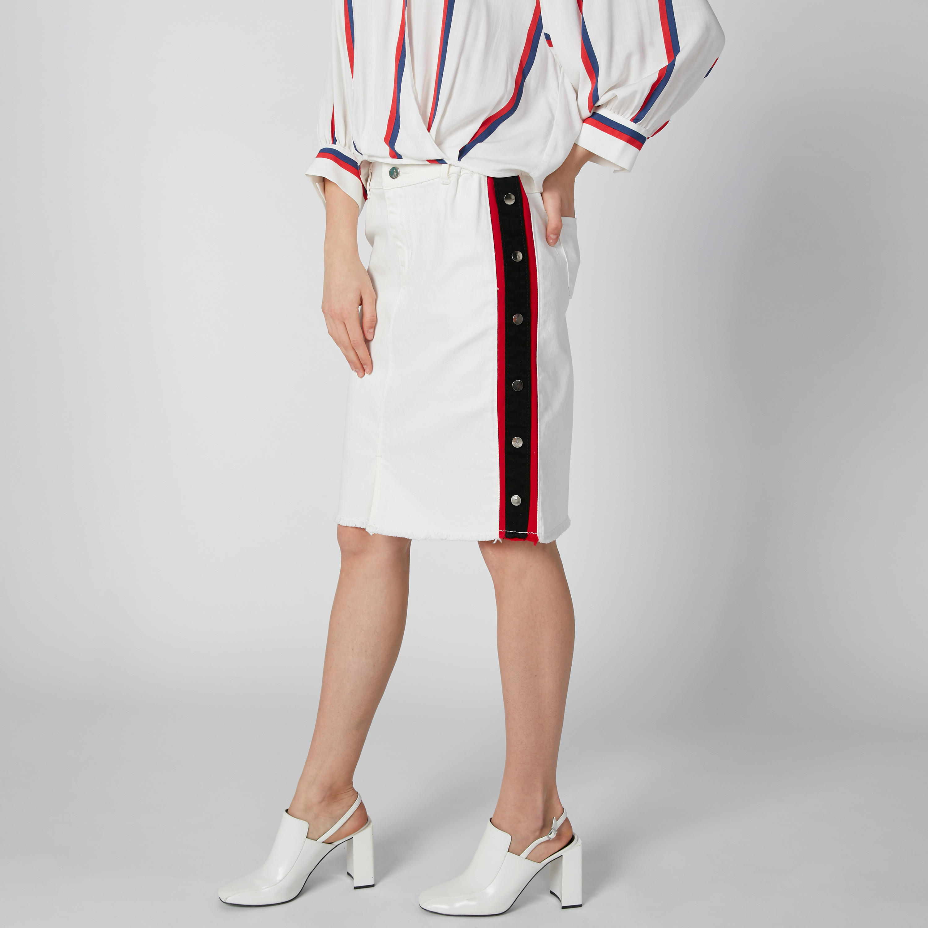 تنورة ضيّقة متوسطة الطول بفتحة أمامية وتفاصيل مرصّعة وشريطة وحلقات للحزام-women-clothing-bottoms-skirts-image-4
