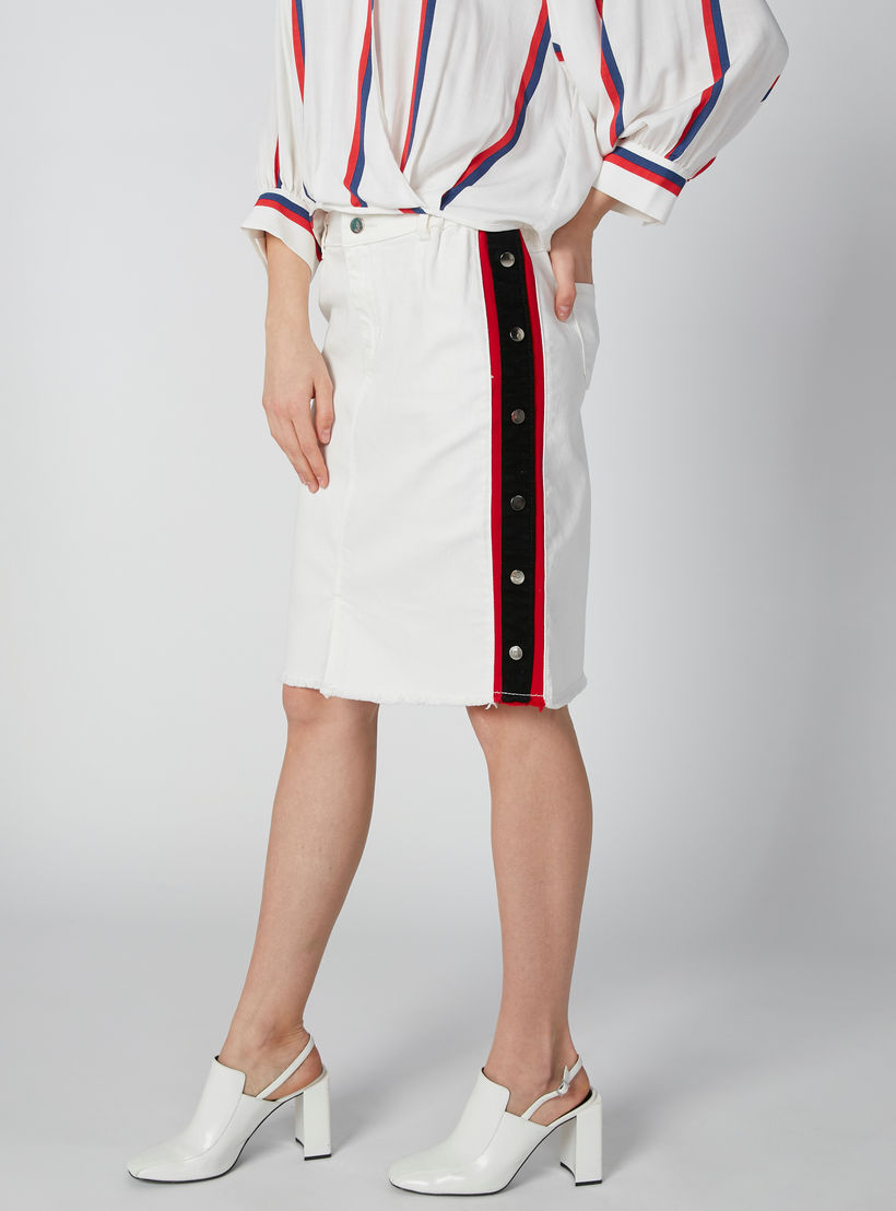 تنورة ضيّقة متوسطة الطول بفتحة أمامية وتفاصيل مرصّعة وشريطة وحلقات للحزام-women-clothing-bottoms-skirts-image-4