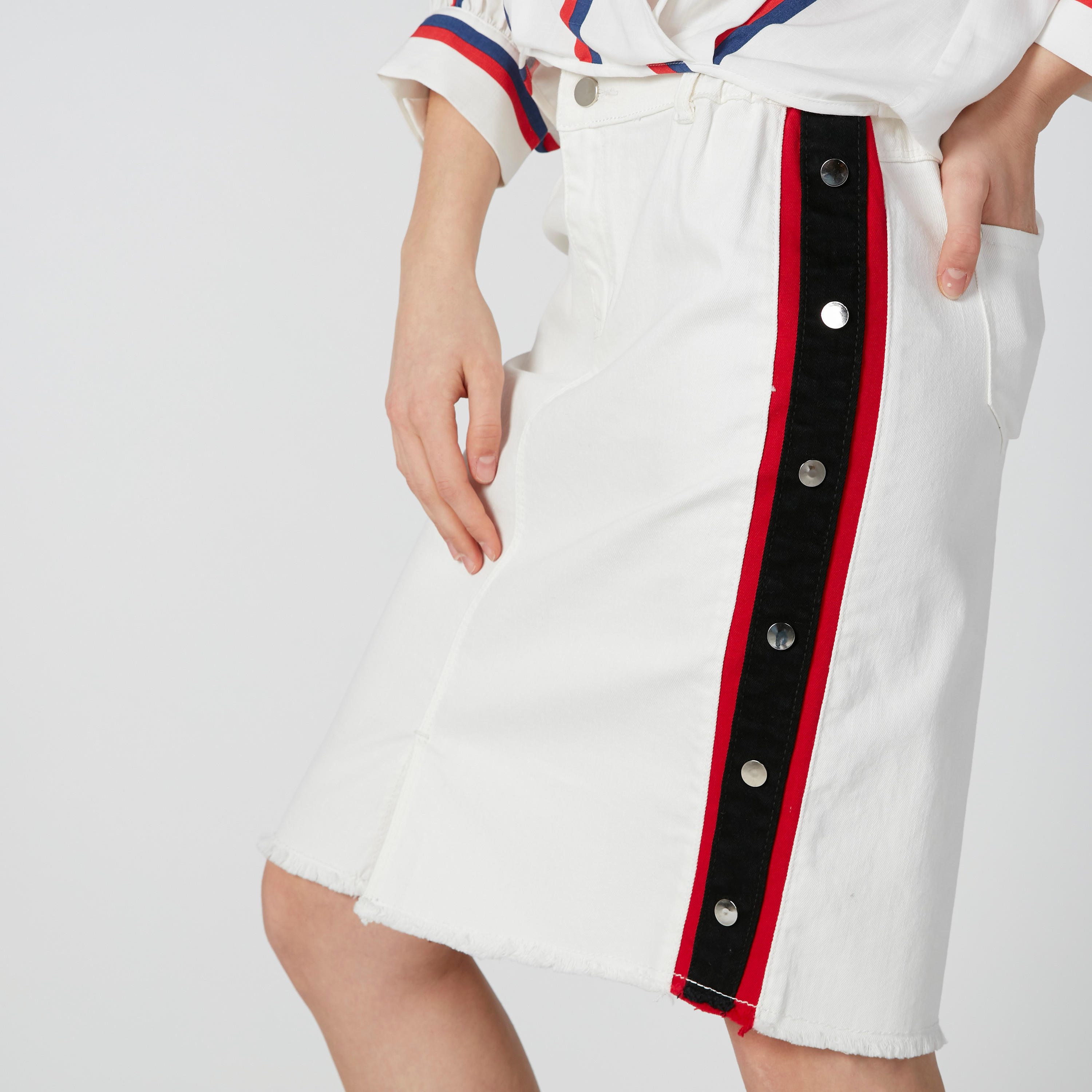 تنورة ضيّقة متوسطة الطول بفتحة أمامية وتفاصيل مرصّعة وشريطة وحلقات للحزام-women-clothing-bottoms-skirts-image-6