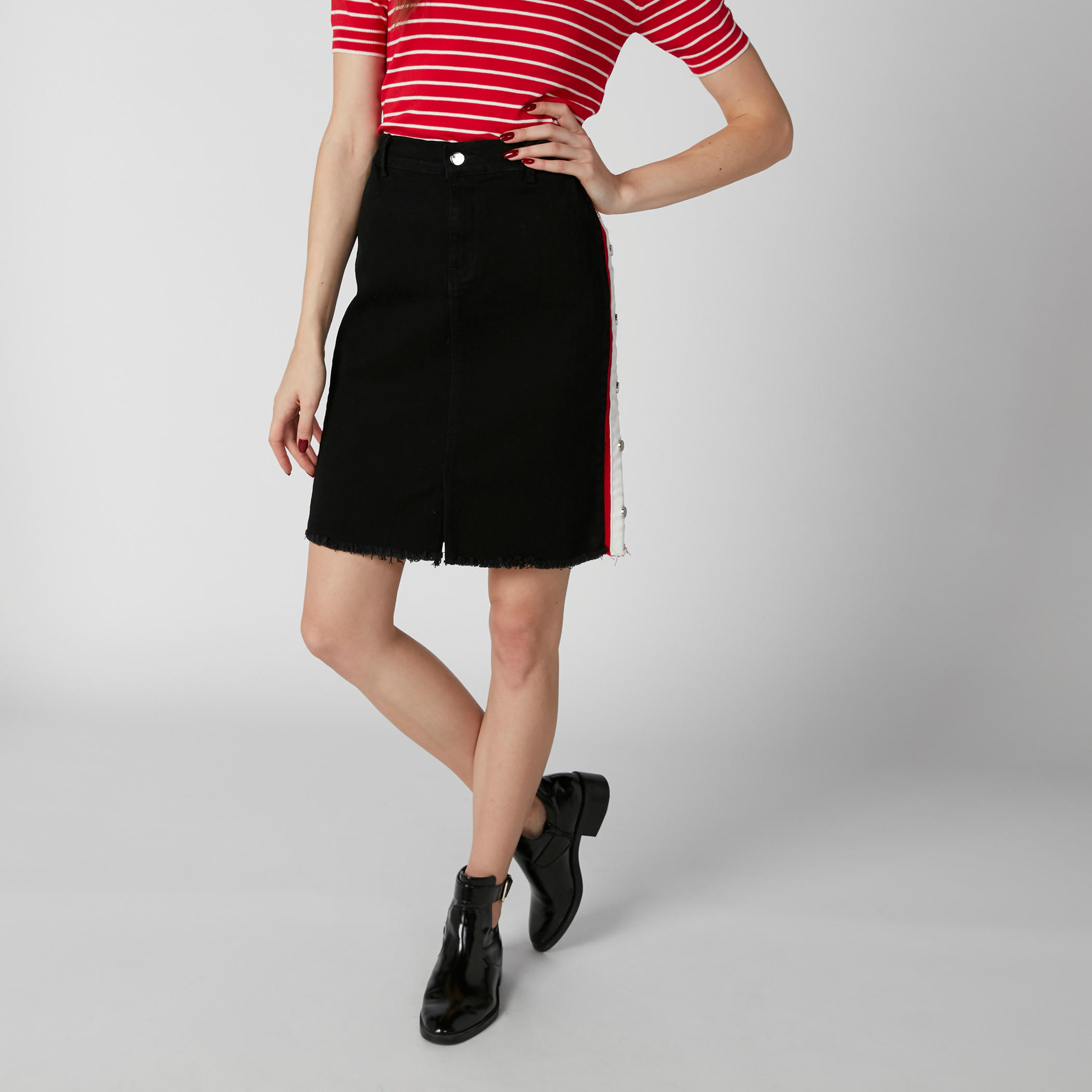 تنورة قصيرة بفتحة أمامية وأزرار وحوّاف مهدّبة-women-clothing-bottoms-skirts-image-1