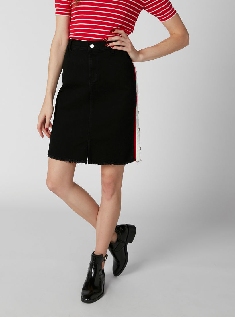 تنورة قصيرة بفتحة أمامية وأزرار وحوّاف مهدّبة-women-clothing-bottoms-skirts-image-1