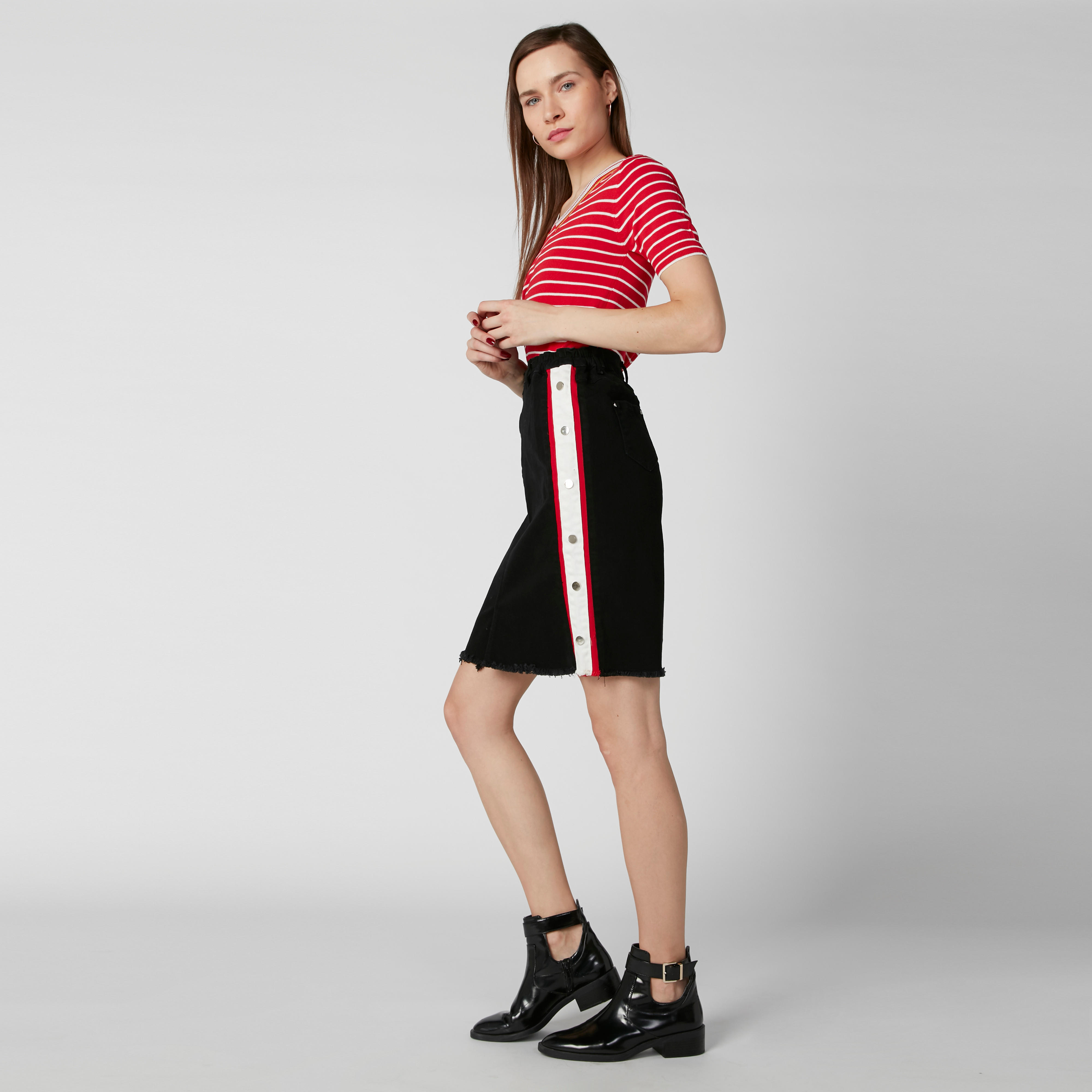 تنورة قصيرة بفتحة أمامية وأزرار وحوّاف مهدّبة-women-clothing-bottoms-skirts-image-2