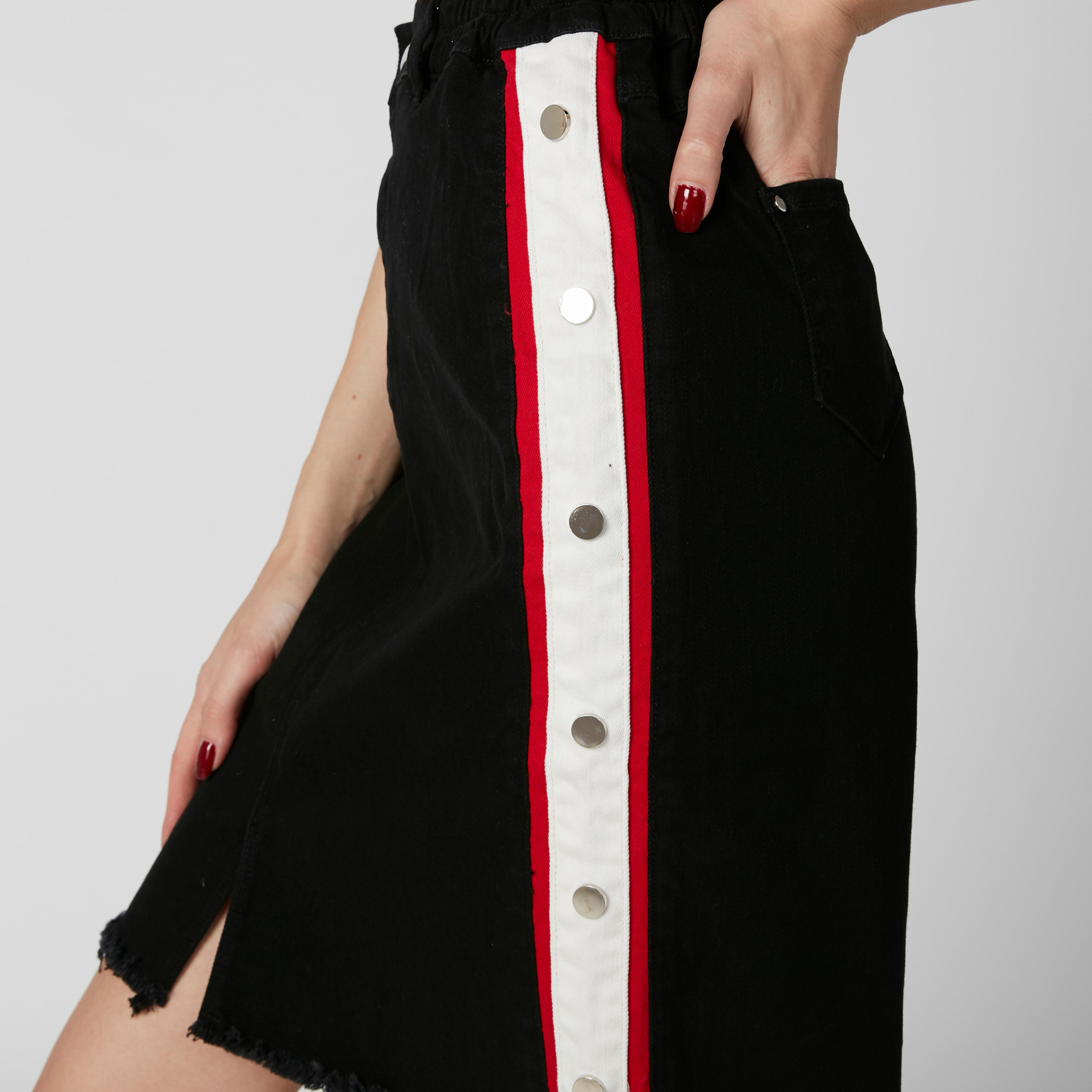تنورة قصيرة بفتحة أمامية وأزرار وحوّاف مهدّبة-women-clothing-bottoms-skirts-image-4