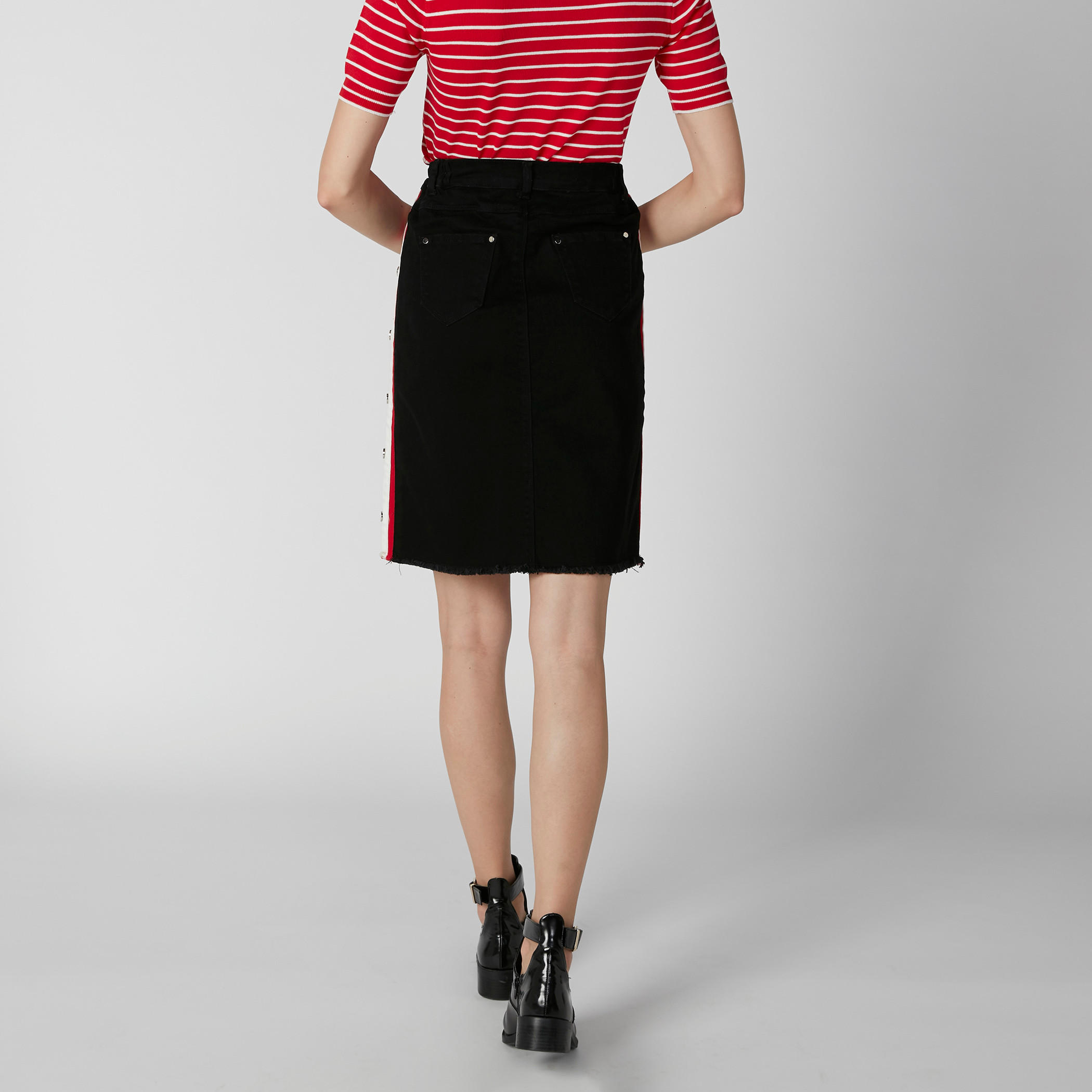 تنورة قصيرة بفتحة أمامية وأزرار وحوّاف مهدّبة-women-clothing-bottoms-skirts-image-5