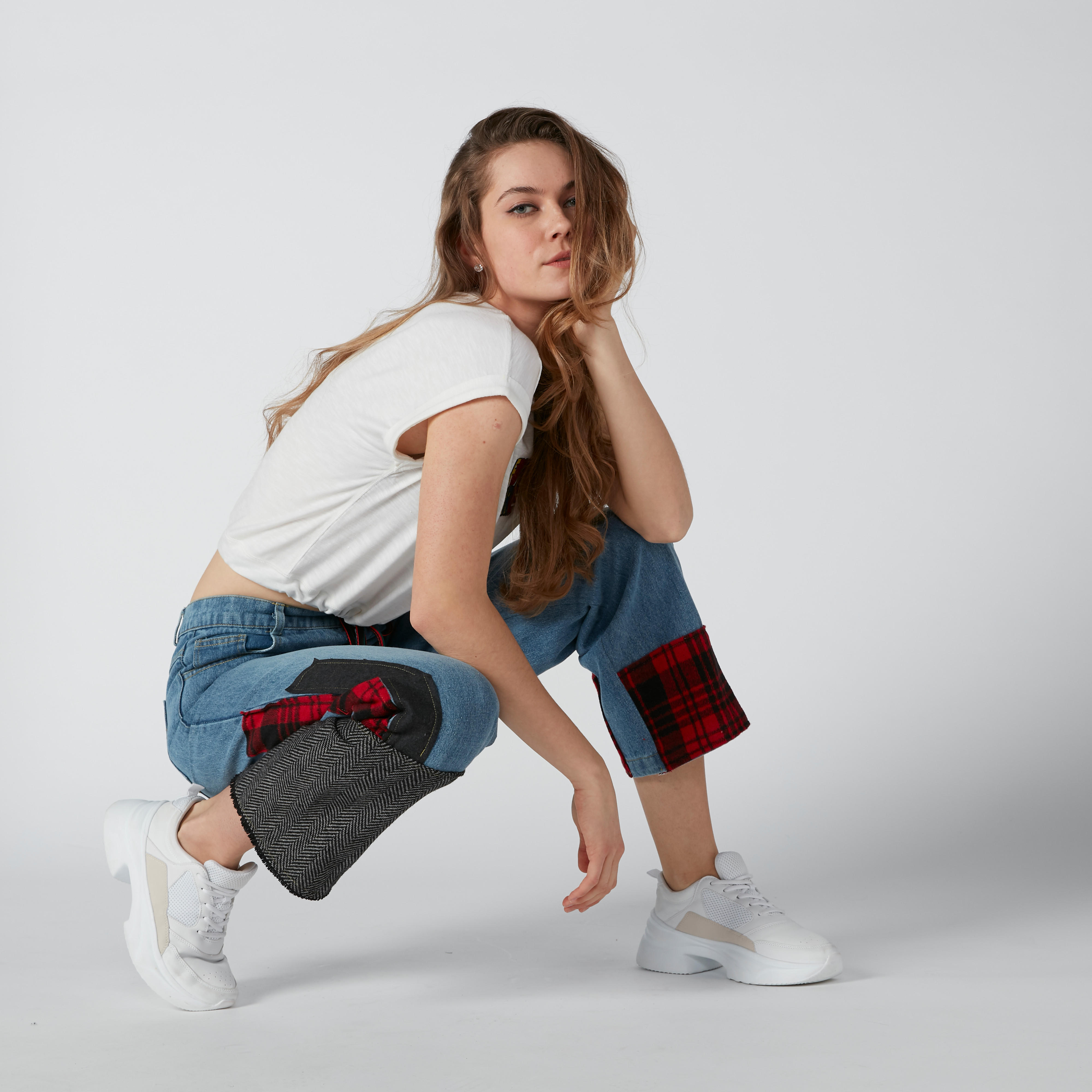 بنطال جينز طويل بقصة عاديّة وجيوب-women-clothing-bottoms-jeans-image-2