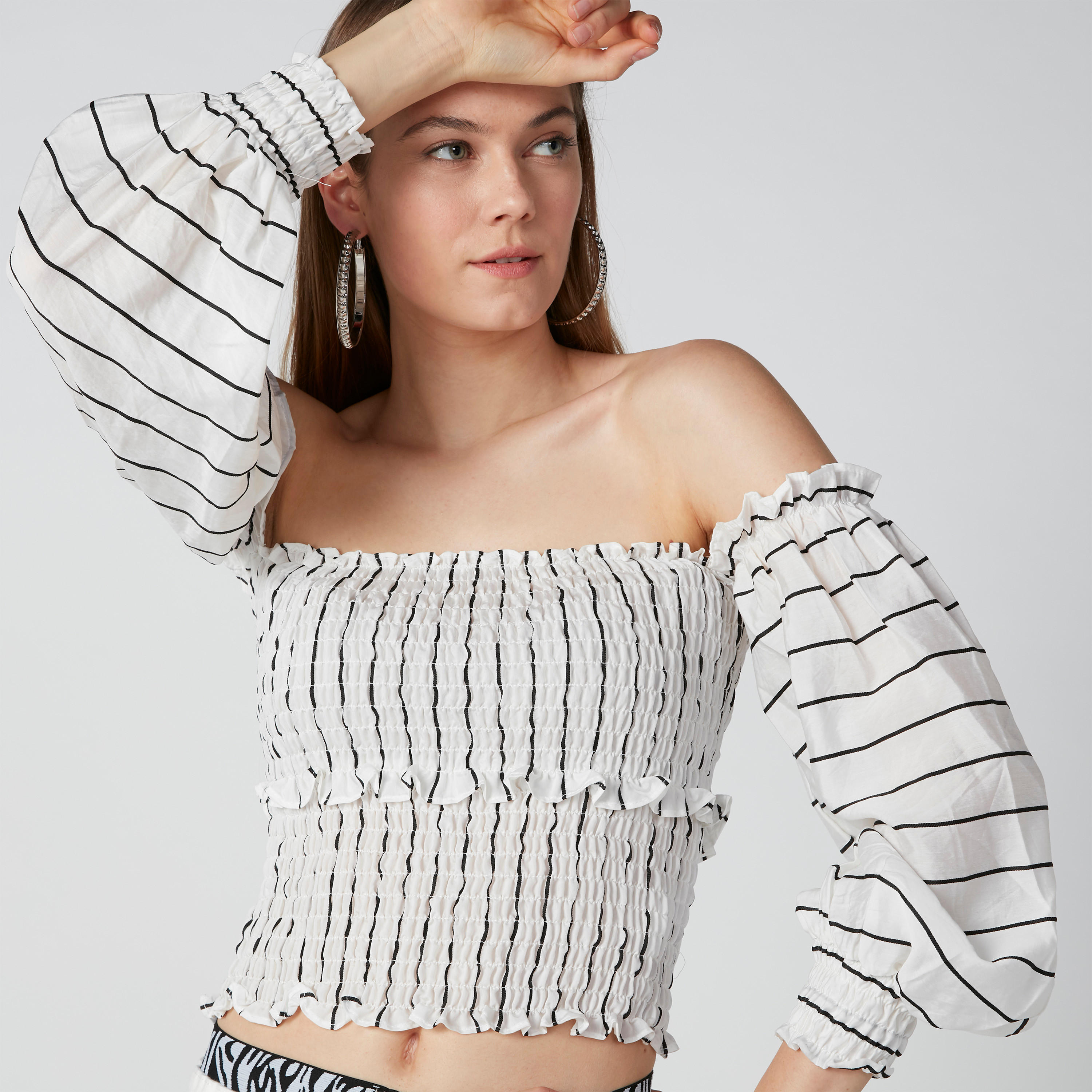 بلوزة مقلّمة بأكمام طويلة وأكتاف مكشوفة-women-clothing-shirtsandblouses-blouses-image-2
