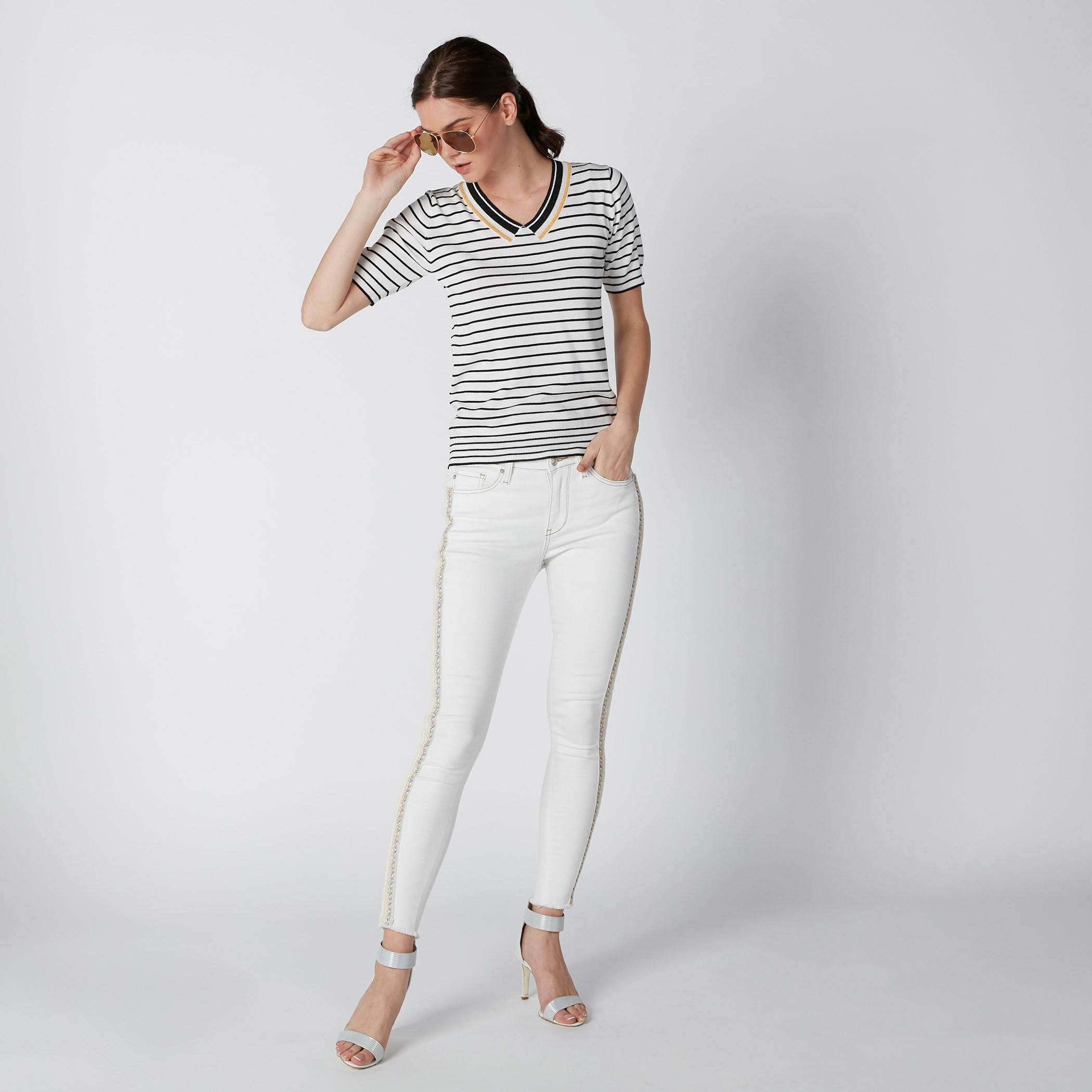 تيشيرت مقلّم بياقة V وأكمام قصيرة-women-clothing-tshirts-image-10