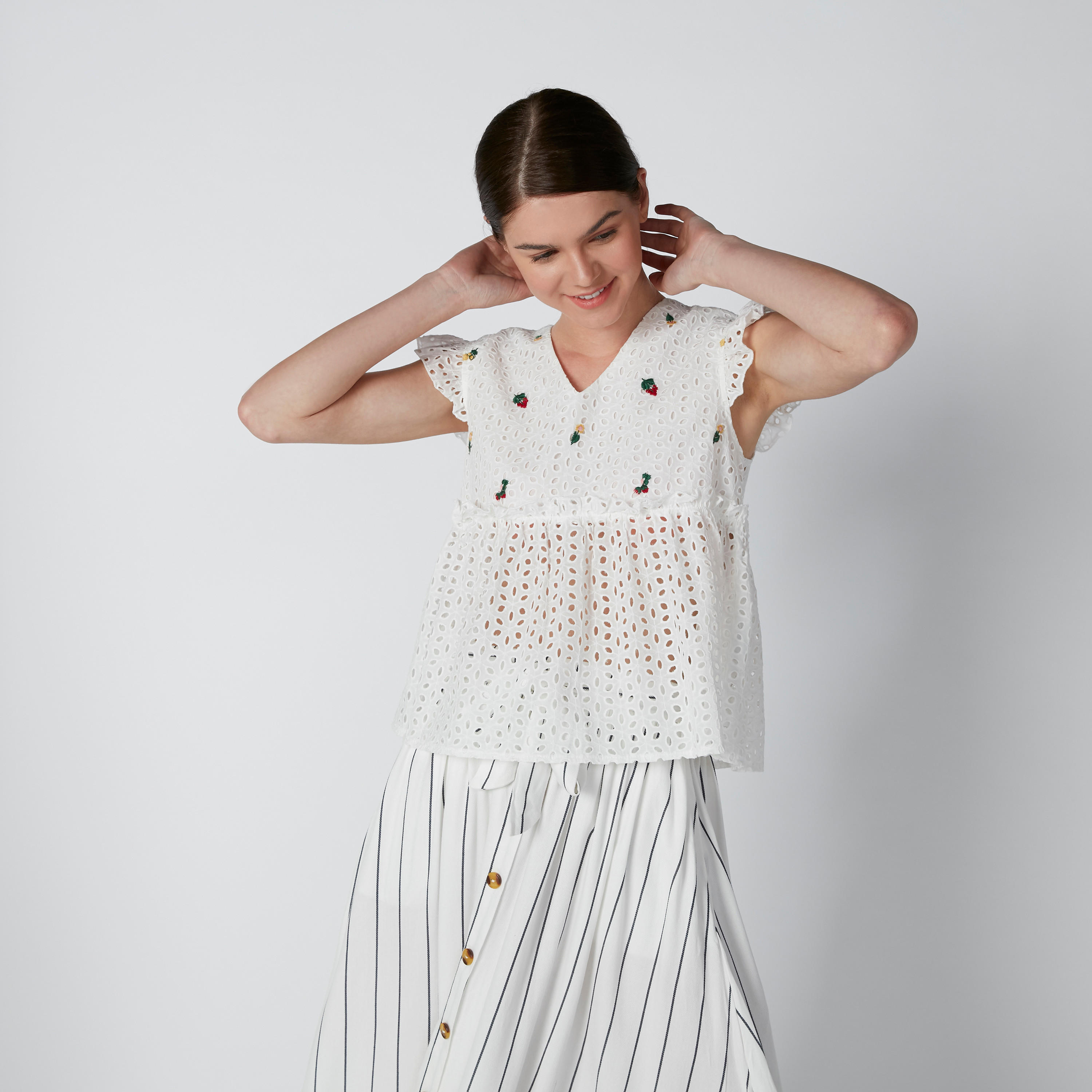بلوزة شيفلي بياقة V وتطريز-women-clothing-shirtsandblouses-blouses-image-1