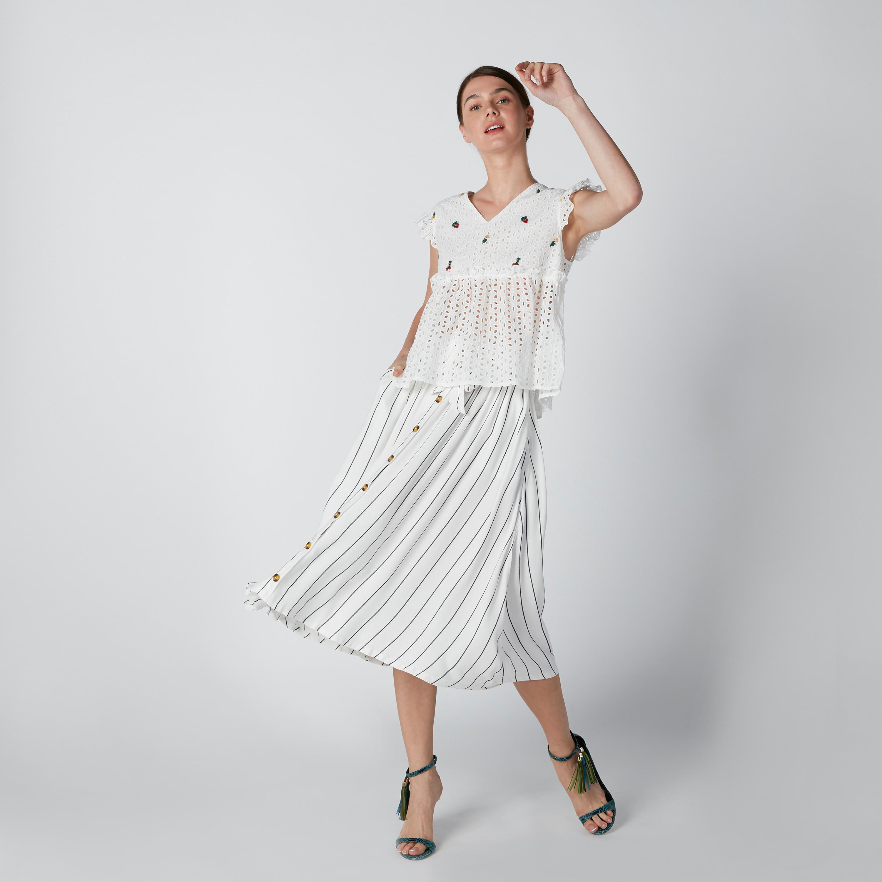 بلوزة شيفلي بياقة V وتطريز-women-clothing-shirtsandblouses-blouses-image-3