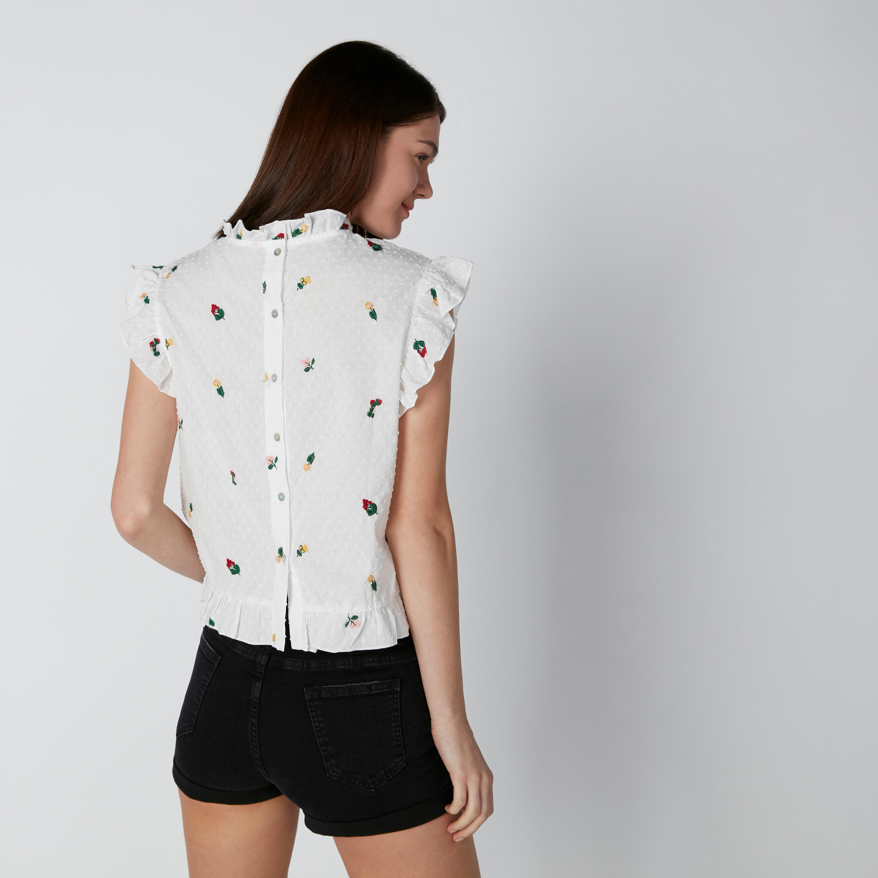 بلوزة مطرّزة بزر إغلاق وتفاصيل كشكش-women-clothing-shirtsandblouses-blouses-image-2