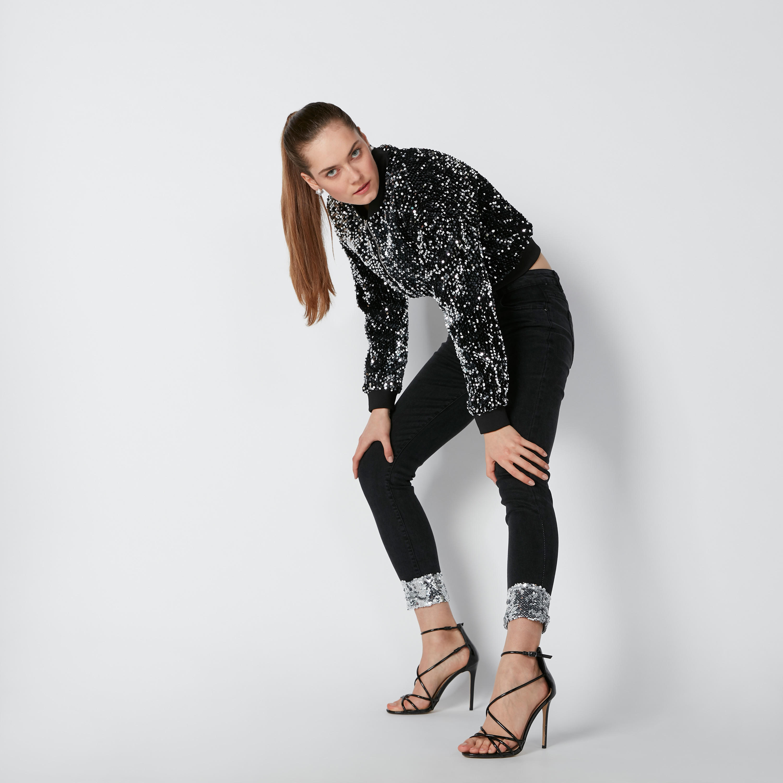 بنطال جينز طويل بقصّة سكيني وخصر متوسط الارتفاع وتفاصيل ترتر-women-clothing-bottoms-jeans-image-3