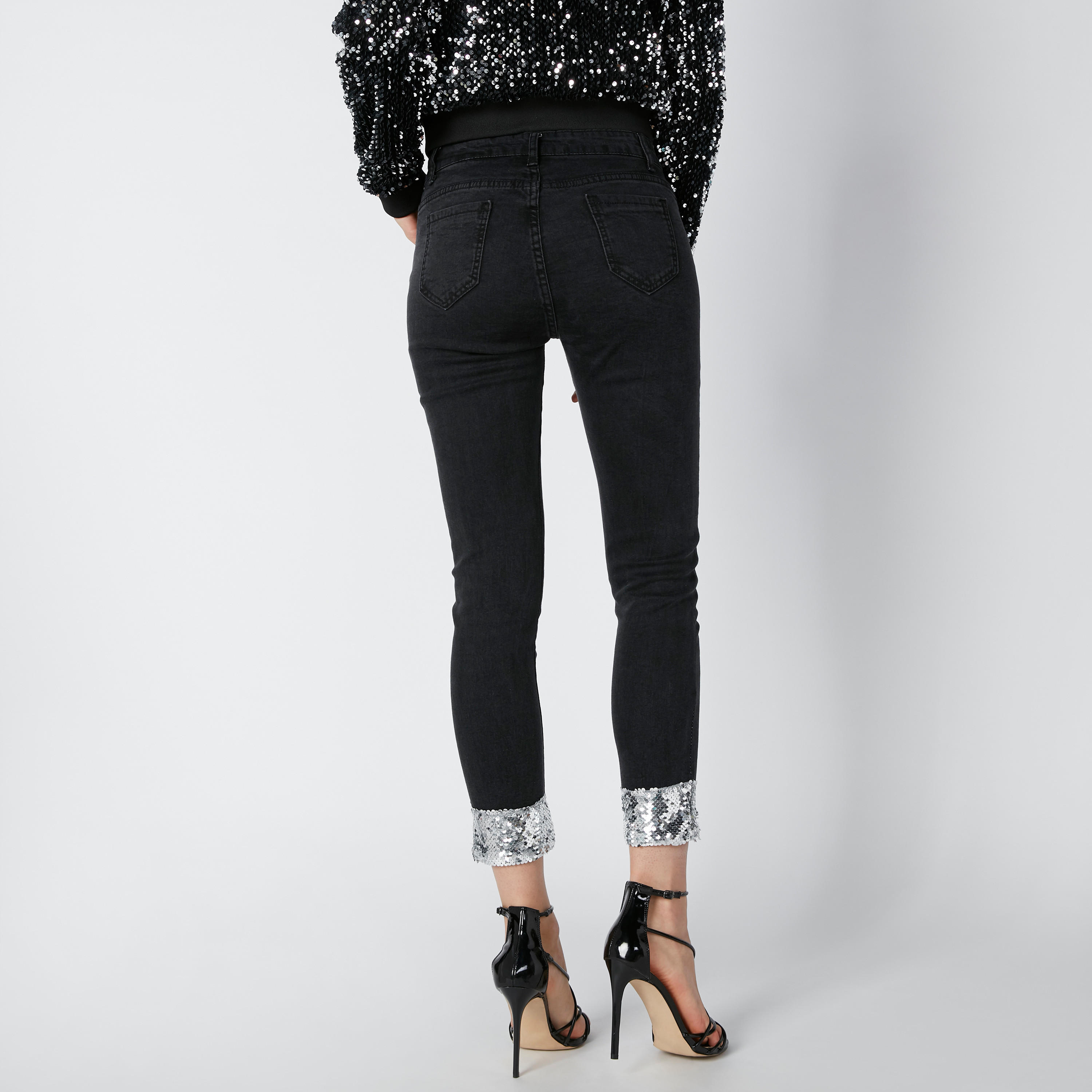 بنطال جينز طويل بقصّة سكيني وخصر متوسط الارتفاع وتفاصيل ترتر-women-clothing-bottoms-jeans-image-4