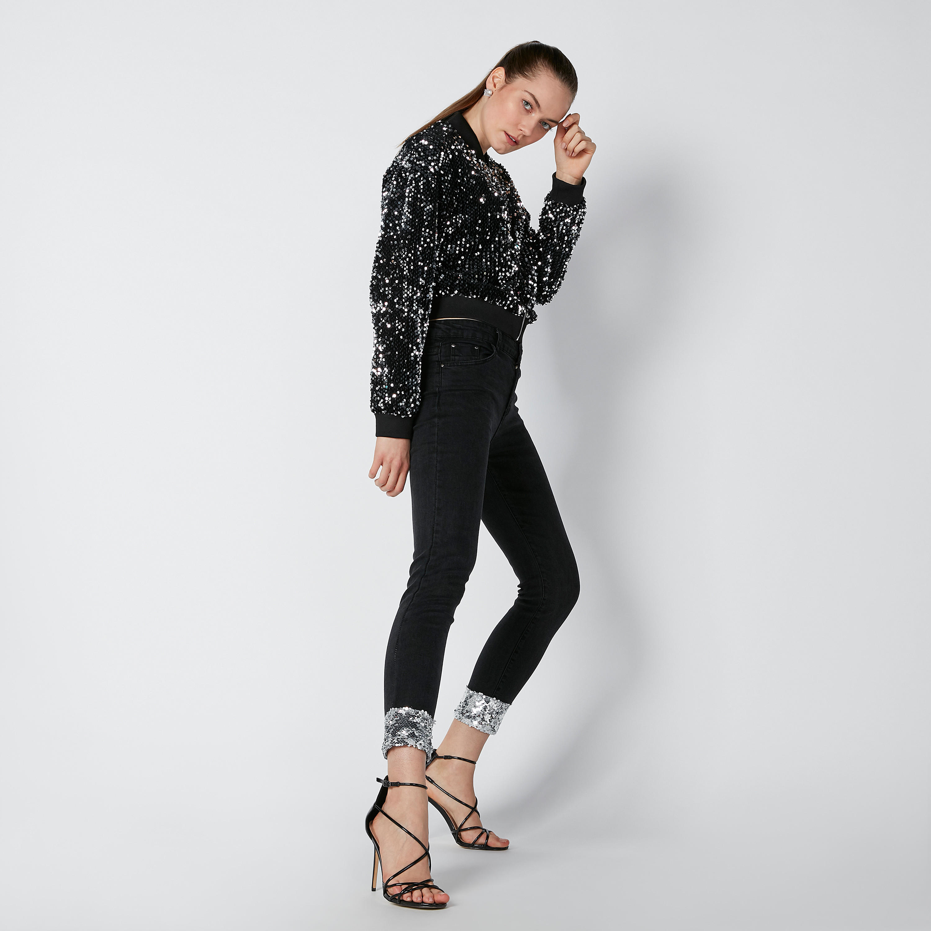 بنطال جينز طويل بقصّة سكيني وخصر متوسط الارتفاع وتفاصيل ترتر-women-clothing-bottoms-jeans-image-1