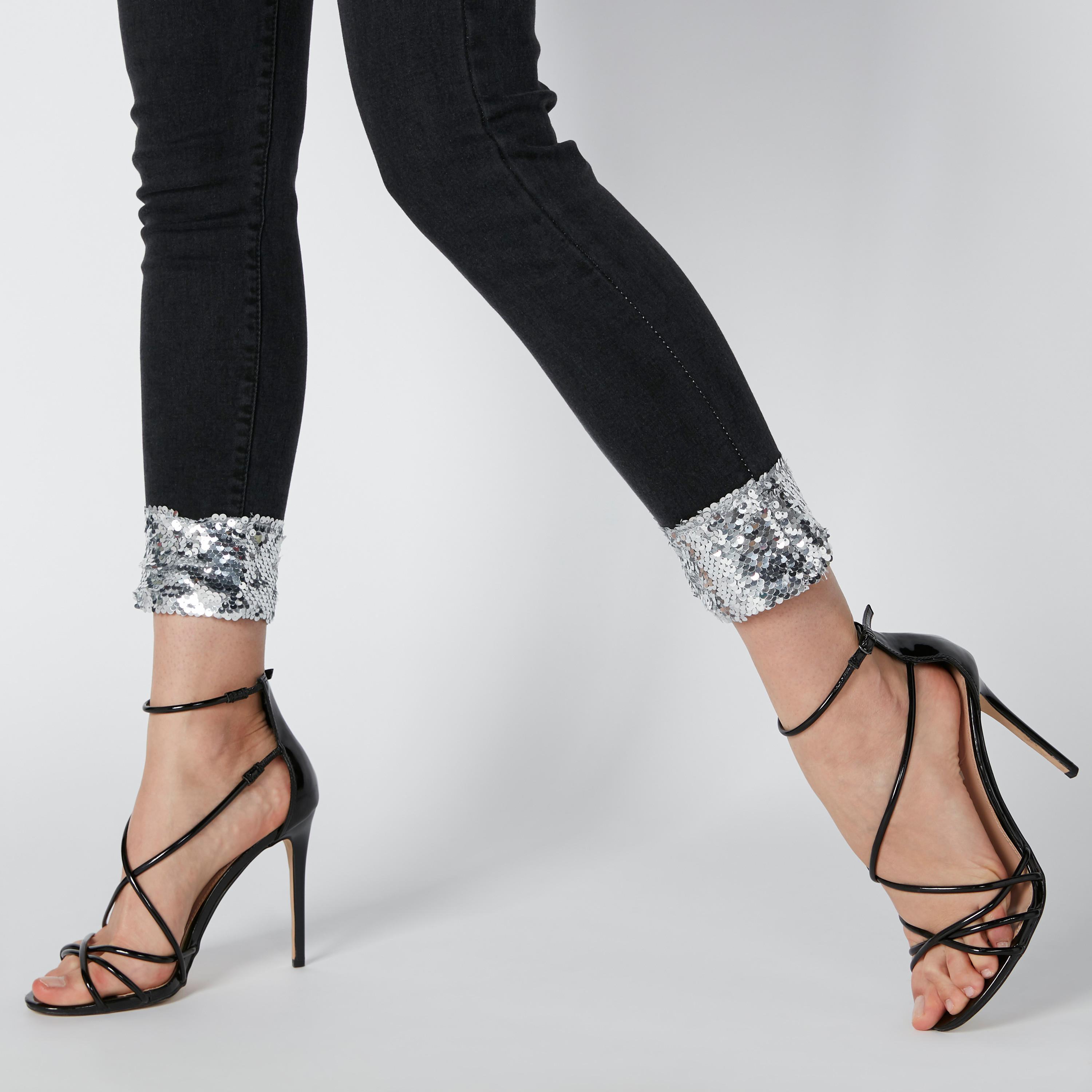 بنطال جينز طويل بقصّة سكيني وخصر متوسط الارتفاع وتفاصيل ترتر-women-clothing-bottoms-jeans-image-6