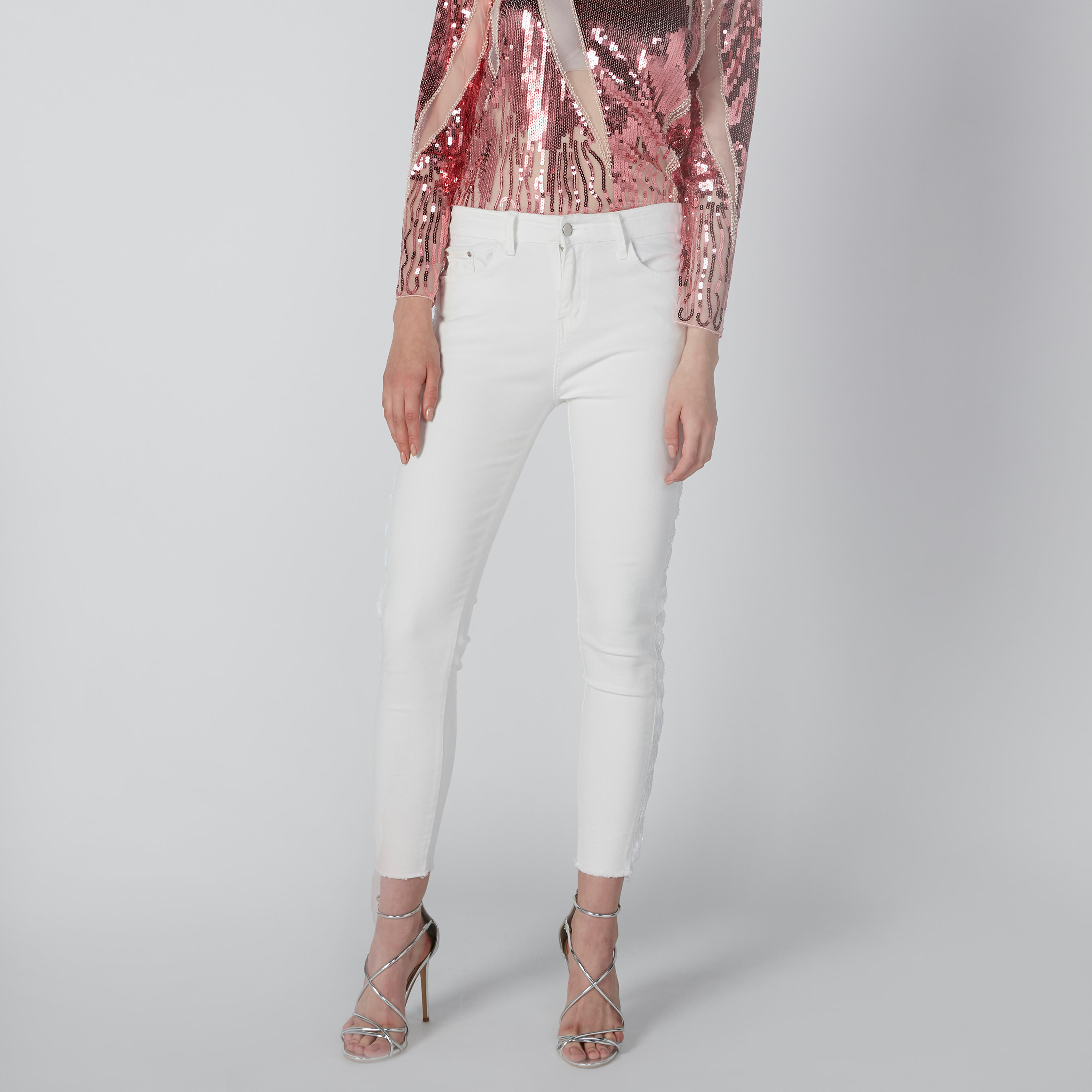 بنطال جينز بقصّة سكيني وخصر متوسط الارتفاع وجيوب وشريطة ترتر-women-clothing-bottoms-jeans-image-4