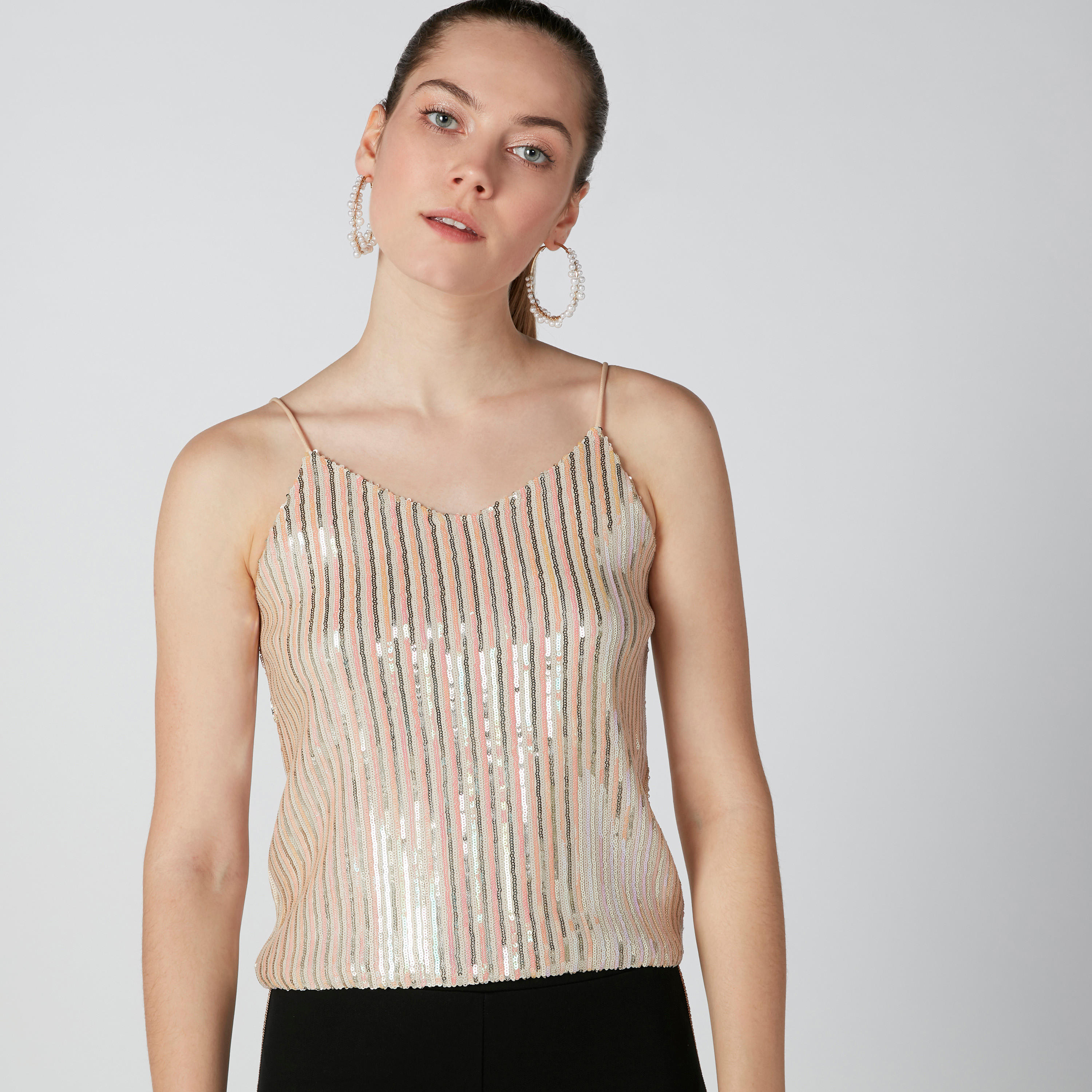 بلوزة مزينة بياقة V-women-clothing-shirtsandblouses-blouses-image-1