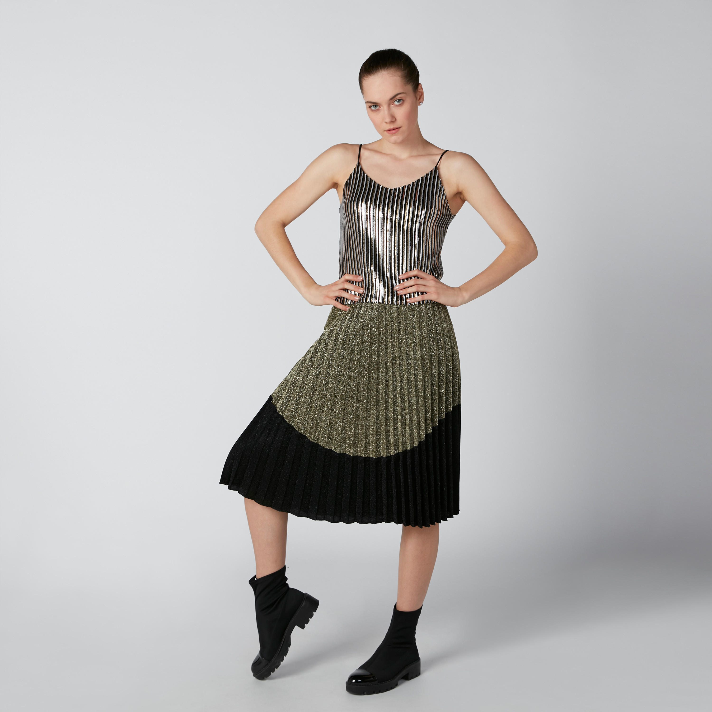 بلوزة بياقة V وتزيينات-women-clothing-shirtsandblouses-blouses-image-3