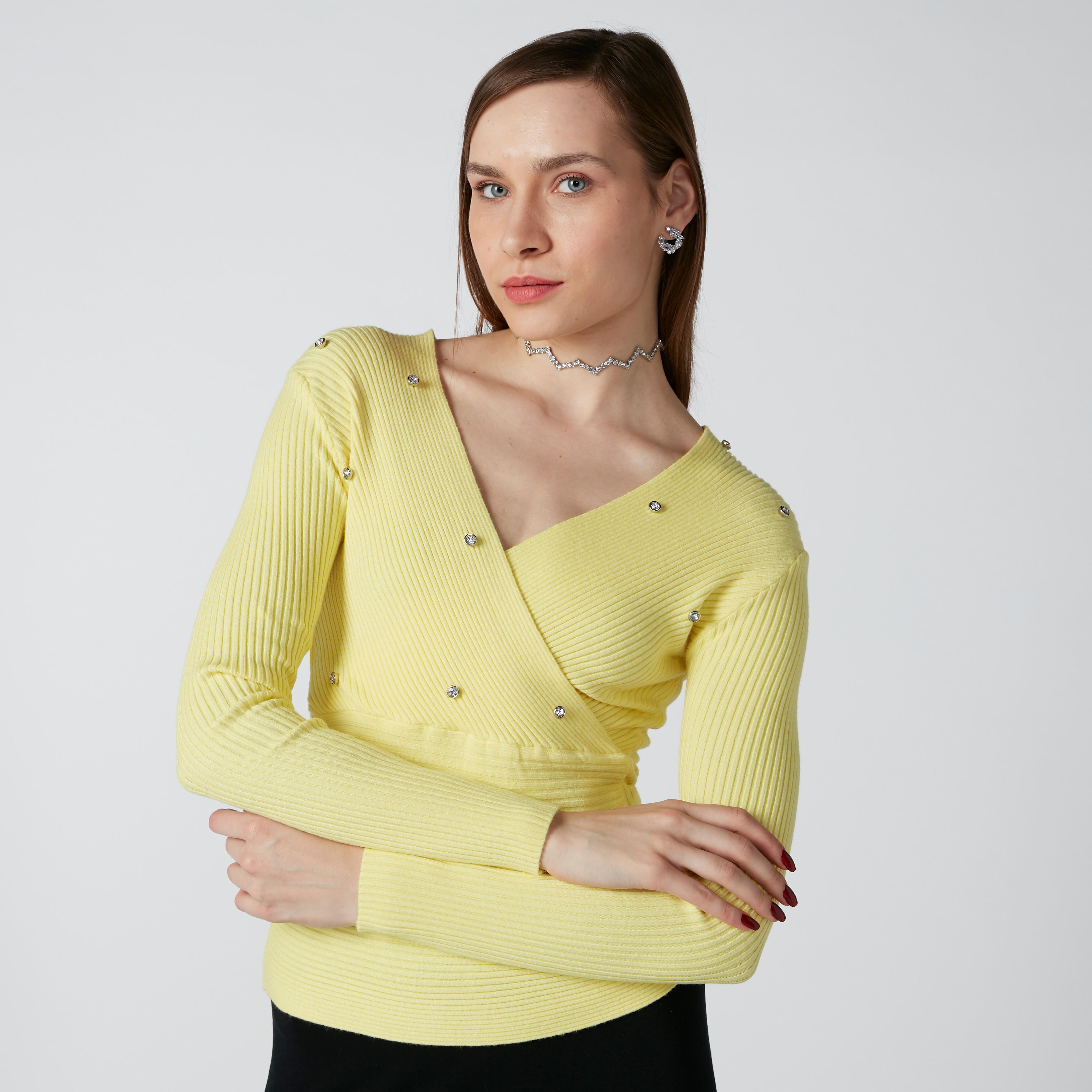 بلوزة مضلّعة ومرصّعة بياقة V وأكمام طويلة-women-clothing-shirtsandblouses-blouses-image-2