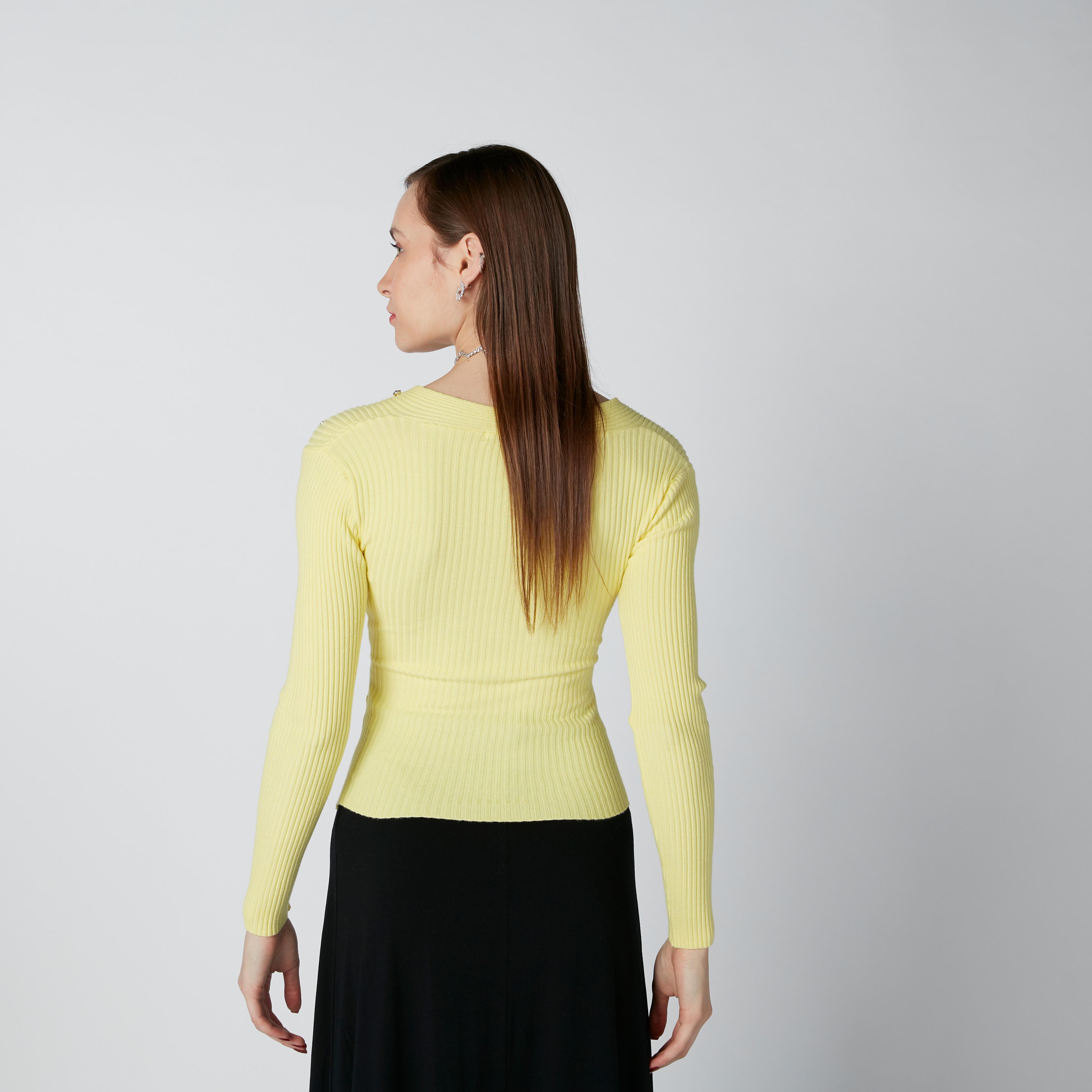 بلوزة مضلّعة ومرصّعة بياقة V وأكمام طويلة-women-clothing-shirtsandblouses-blouses-image-3