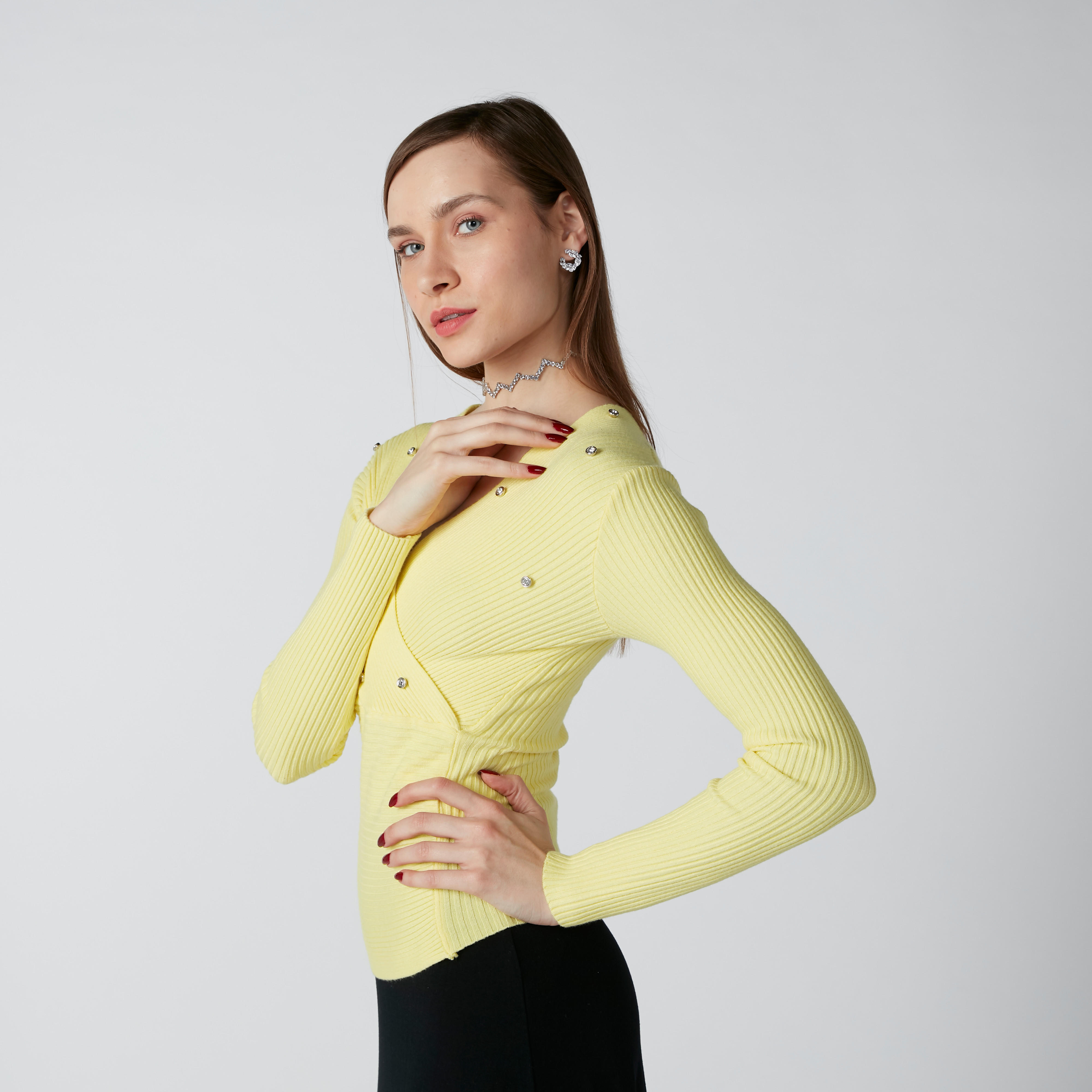 بلوزة مضلّعة ومرصّعة بياقة V وأكمام طويلة-women-clothing-shirtsandblouses-blouses-image-4