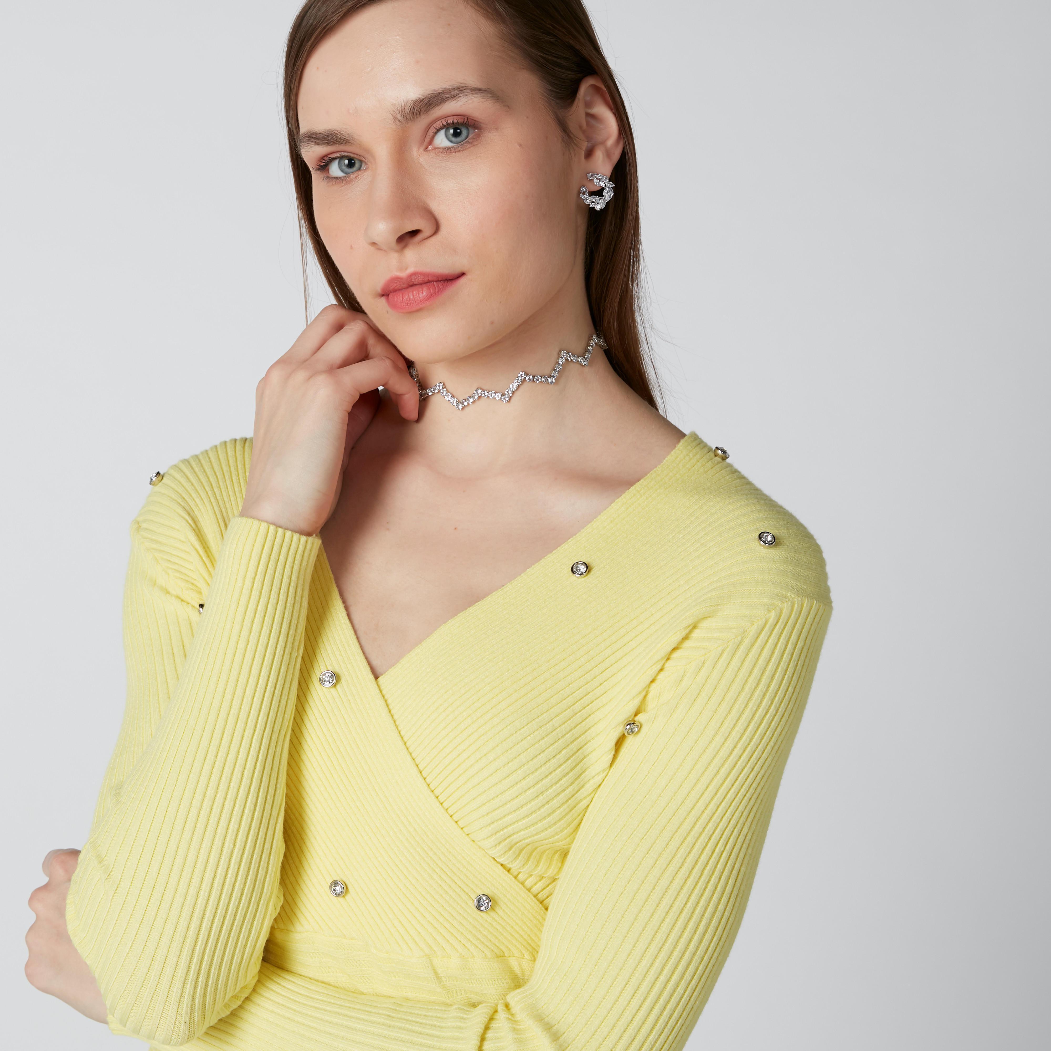 بلوزة مضلّعة ومرصّعة بياقة V وأكمام طويلة-women-clothing-shirtsandblouses-blouses-image-5