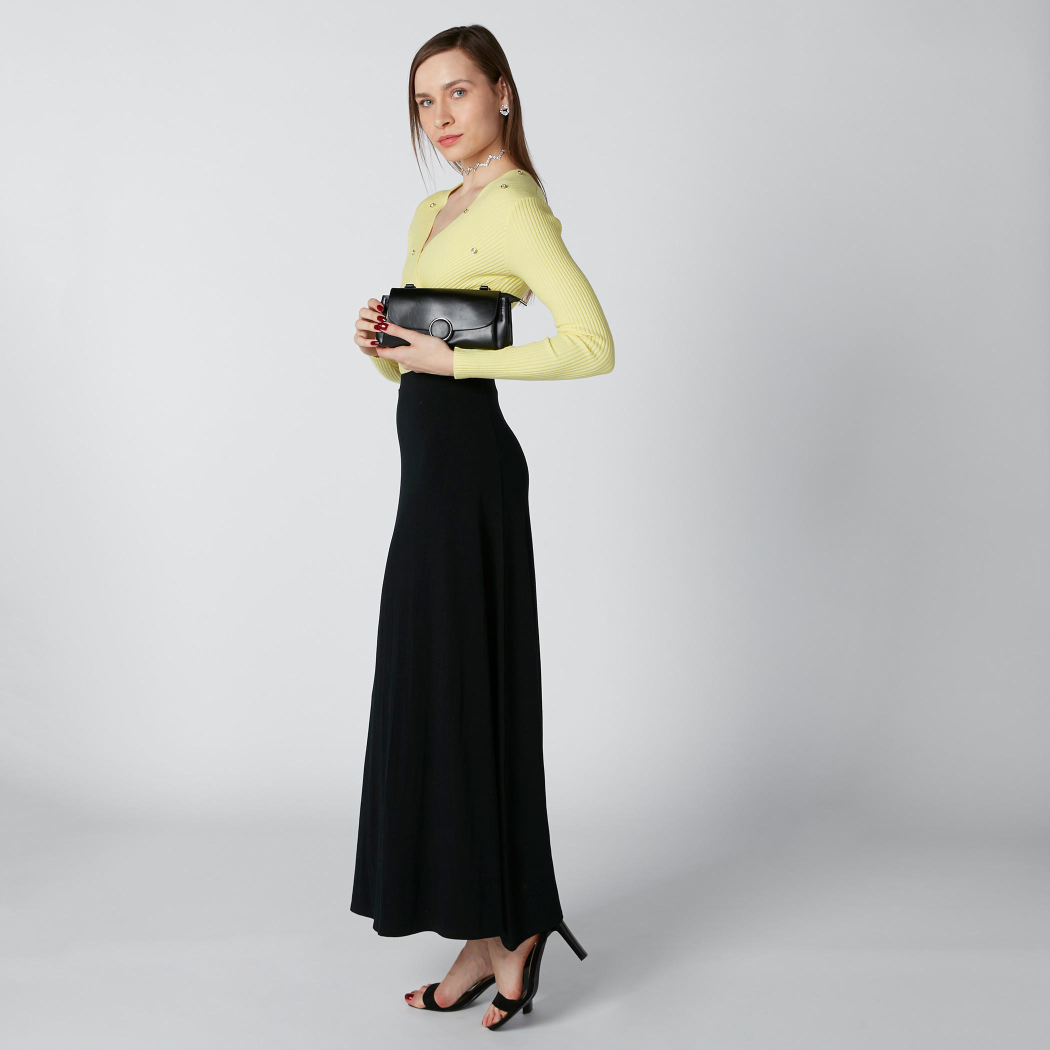 بلوزة مضلّعة ومرصّعة بياقة V وأكمام طويلة-women-clothing-shirtsandblouses-blouses-image-1