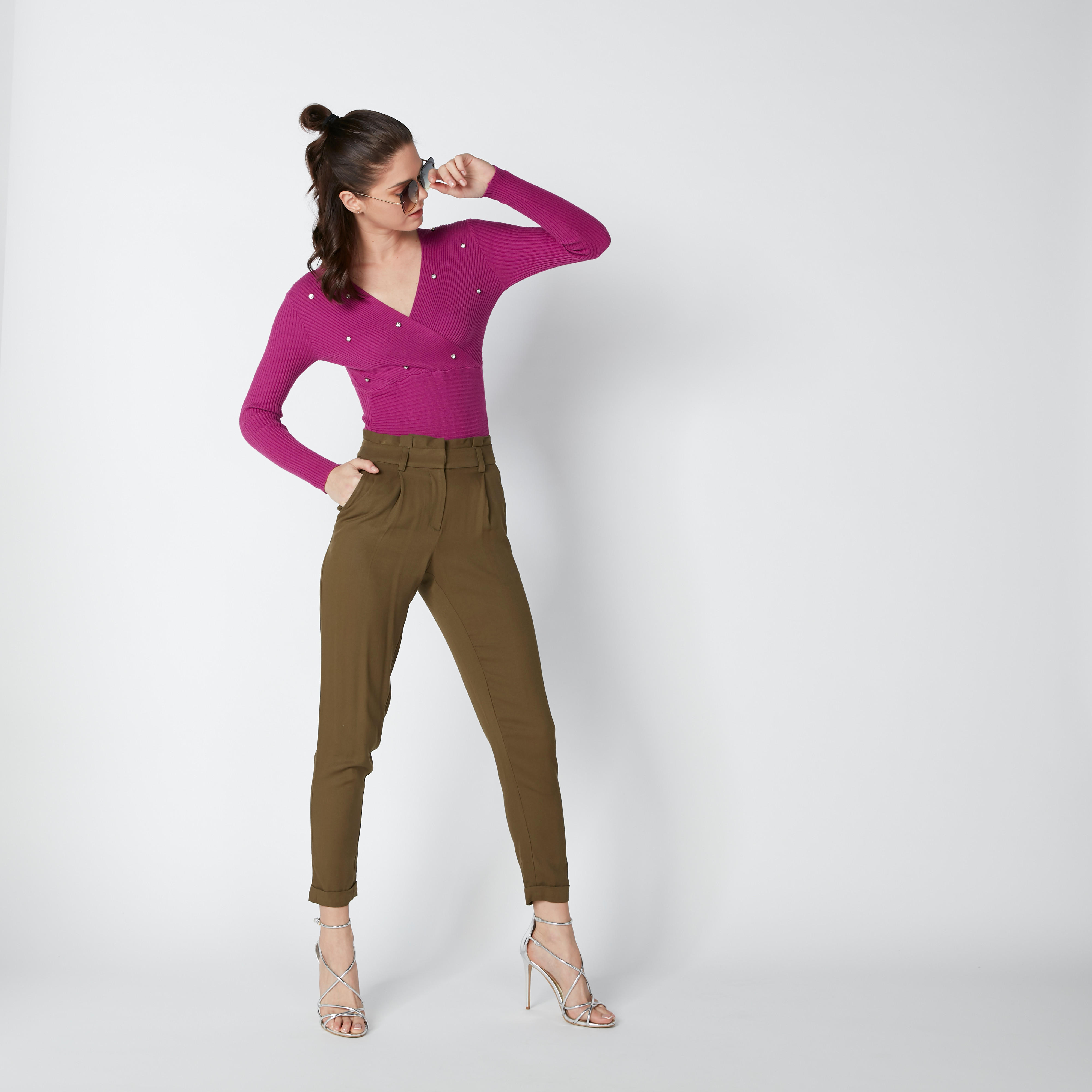 بلوزة مضلّعة ومرصّعة بياقة V وأكمام طويلة-women-clothing-shirtsandblouses-blouses-image-1