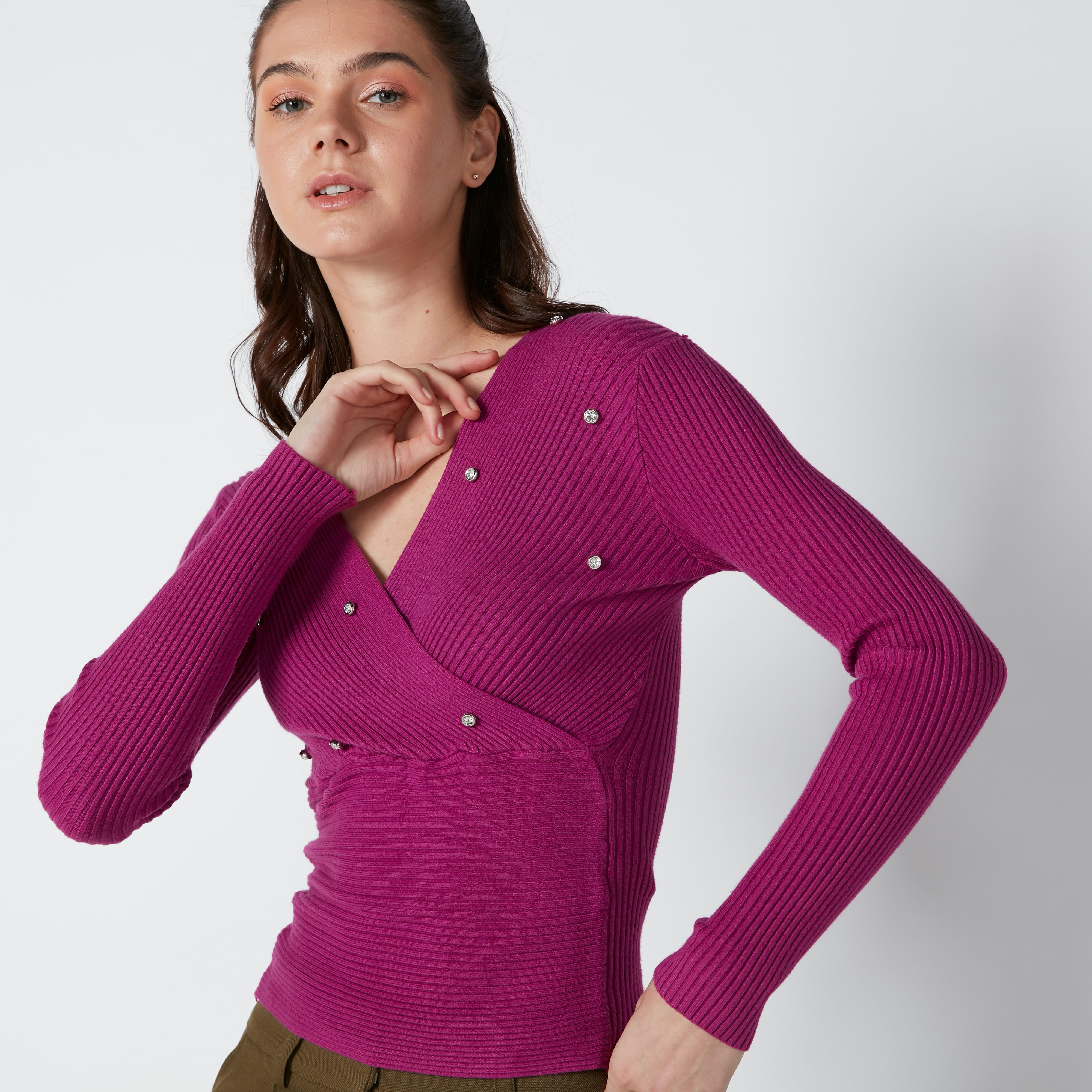 بلوزة مضلّعة ومرصّعة بياقة V وأكمام طويلة-women-clothing-shirtsandblouses-blouses-image-3