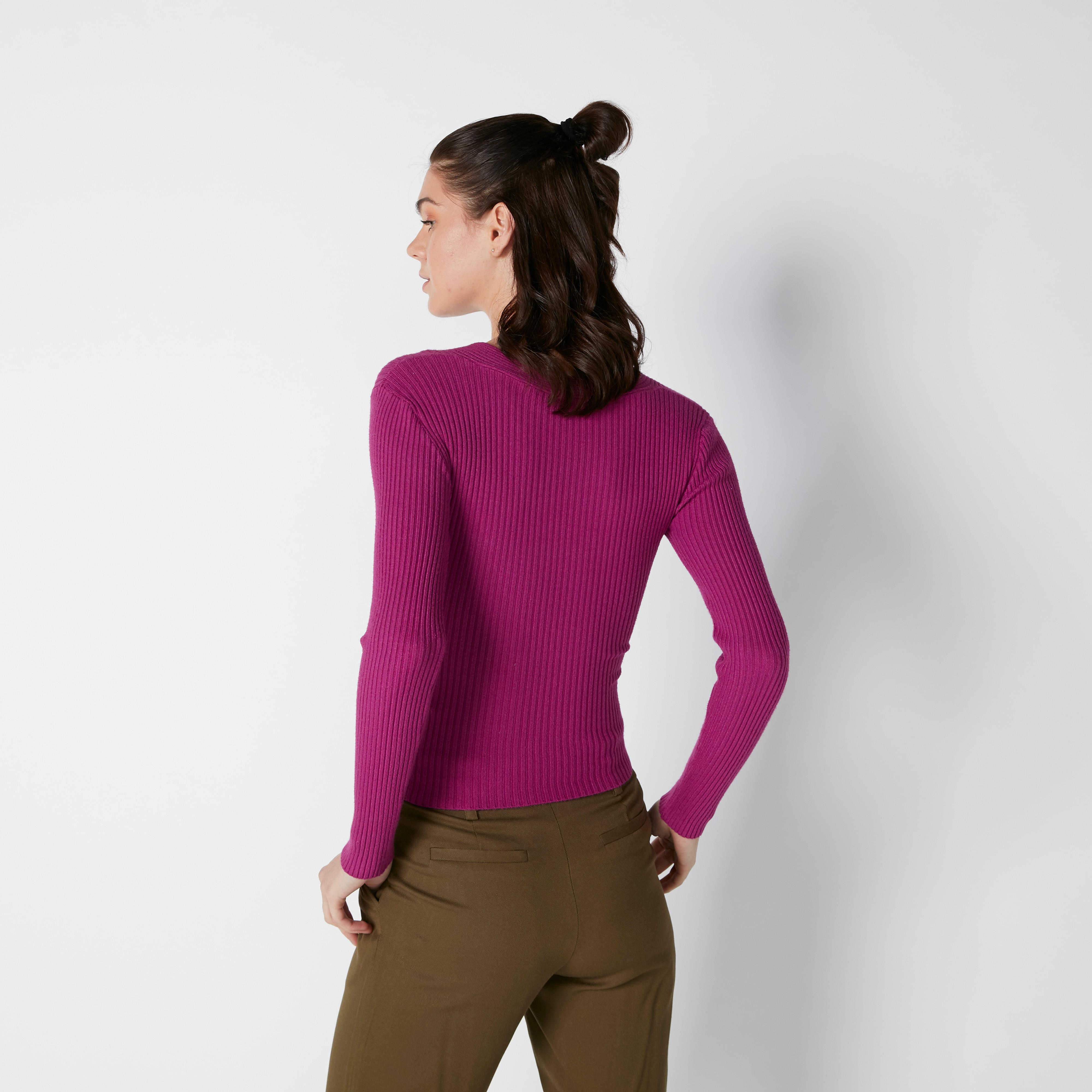 بلوزة مضلّعة ومرصّعة بياقة V وأكمام طويلة-women-clothing-shirtsandblouses-blouses-image-4